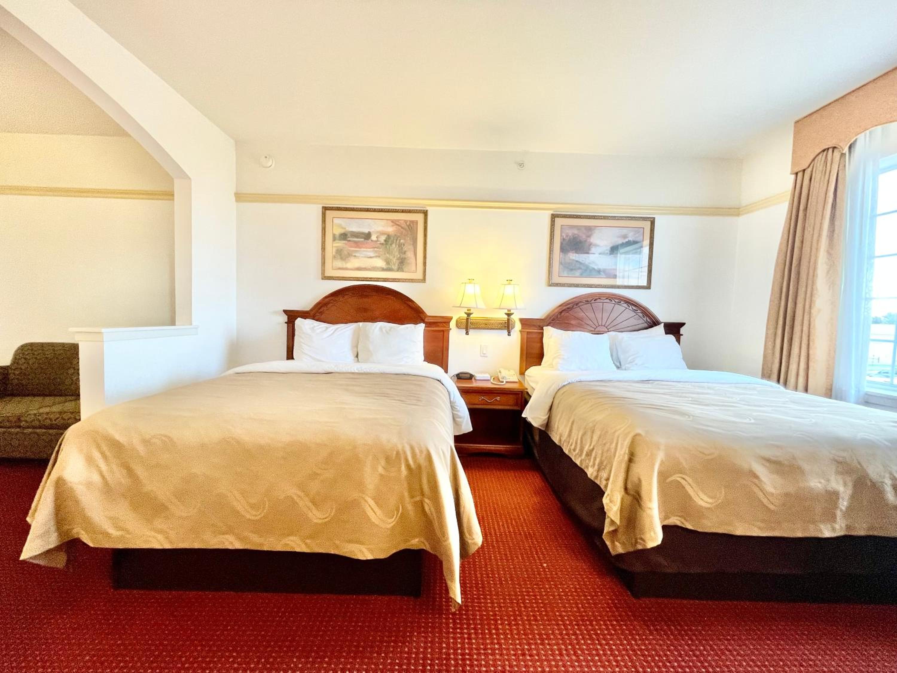 Queen Room with Two Queen Beds - Non-Smoking - Photo 9