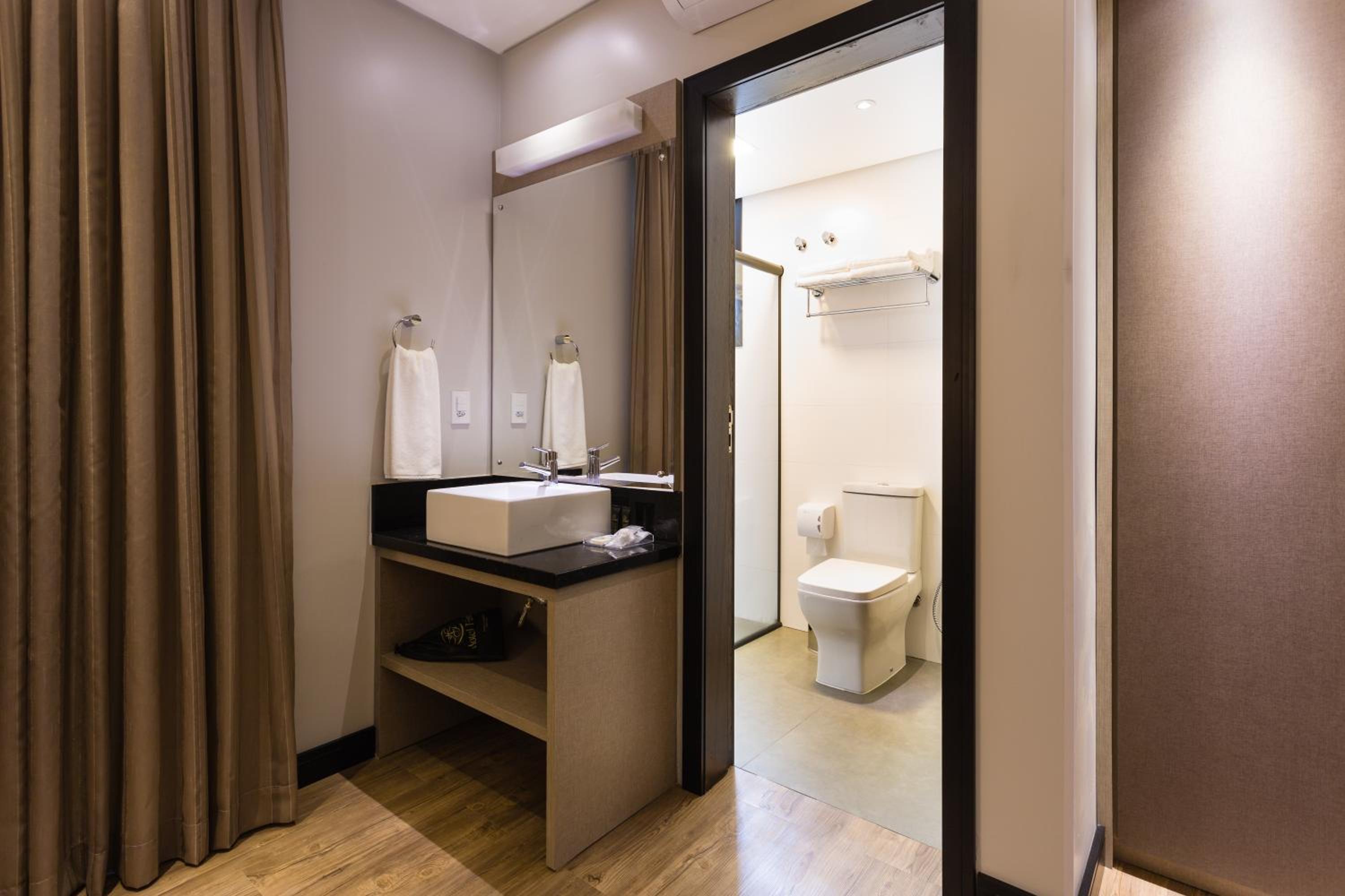 Premium Suite Twin Room thumbnail 6