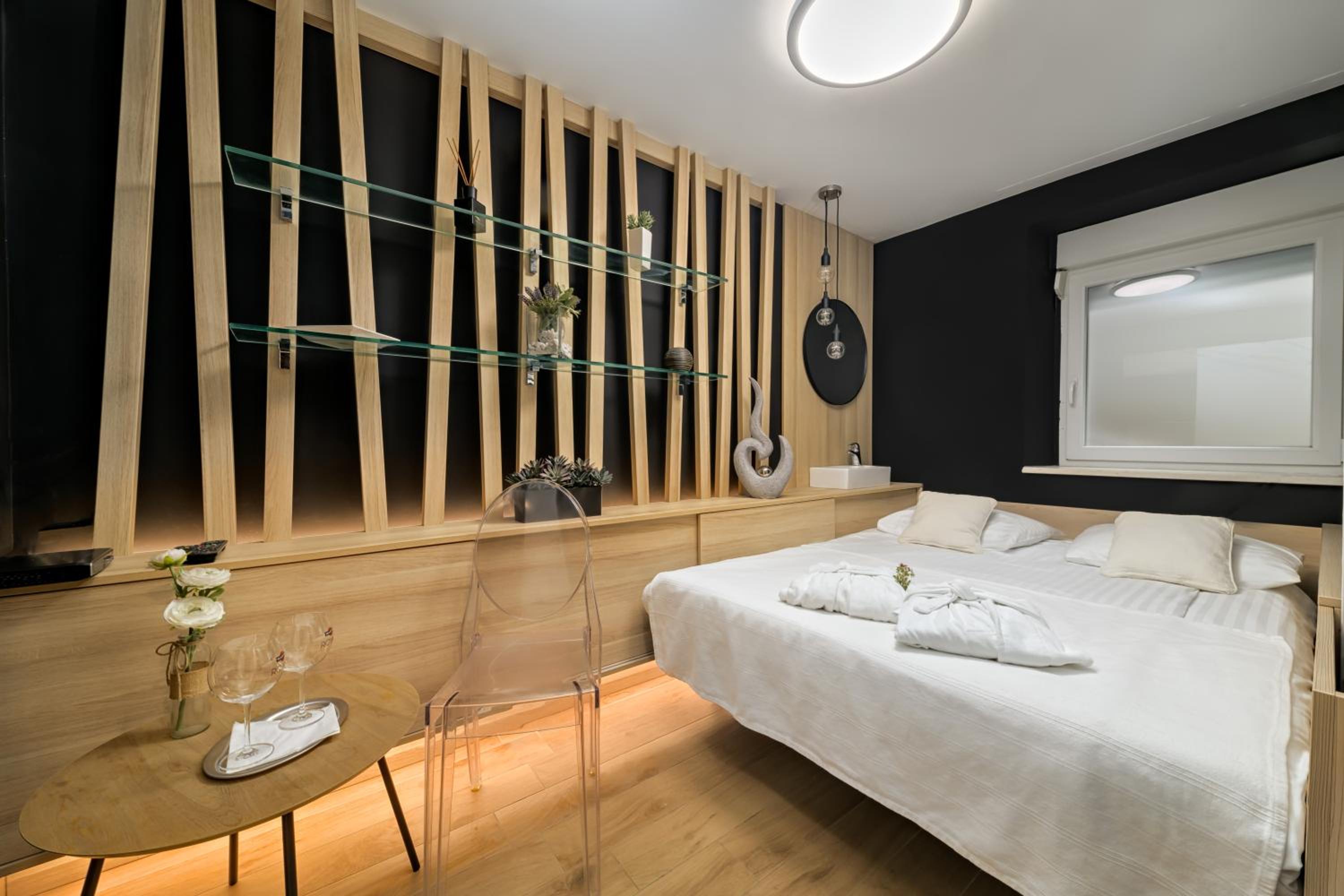 King Suite with Spa Bath - Photo 1