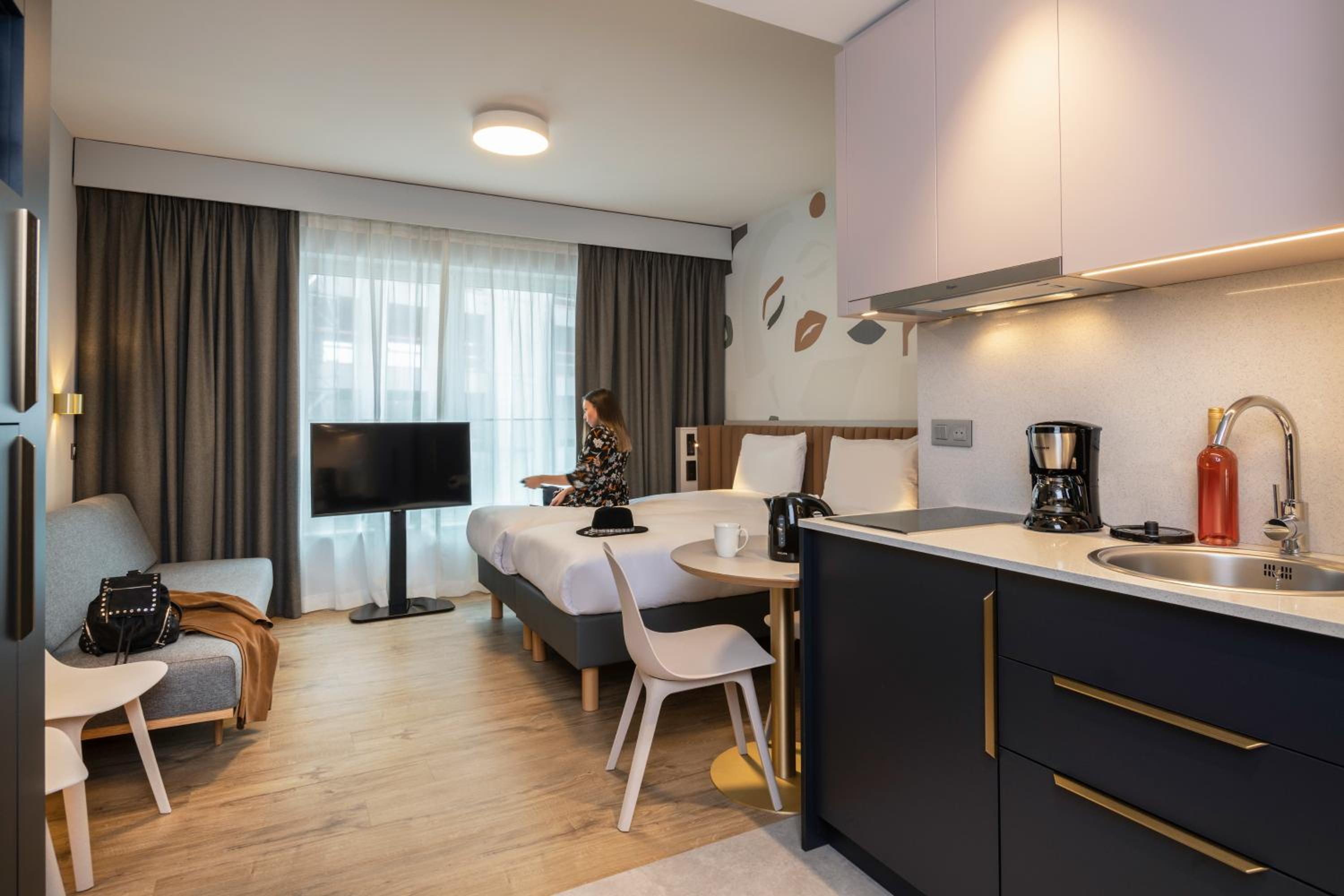 Elegant Quadruple Studio - Photo 7