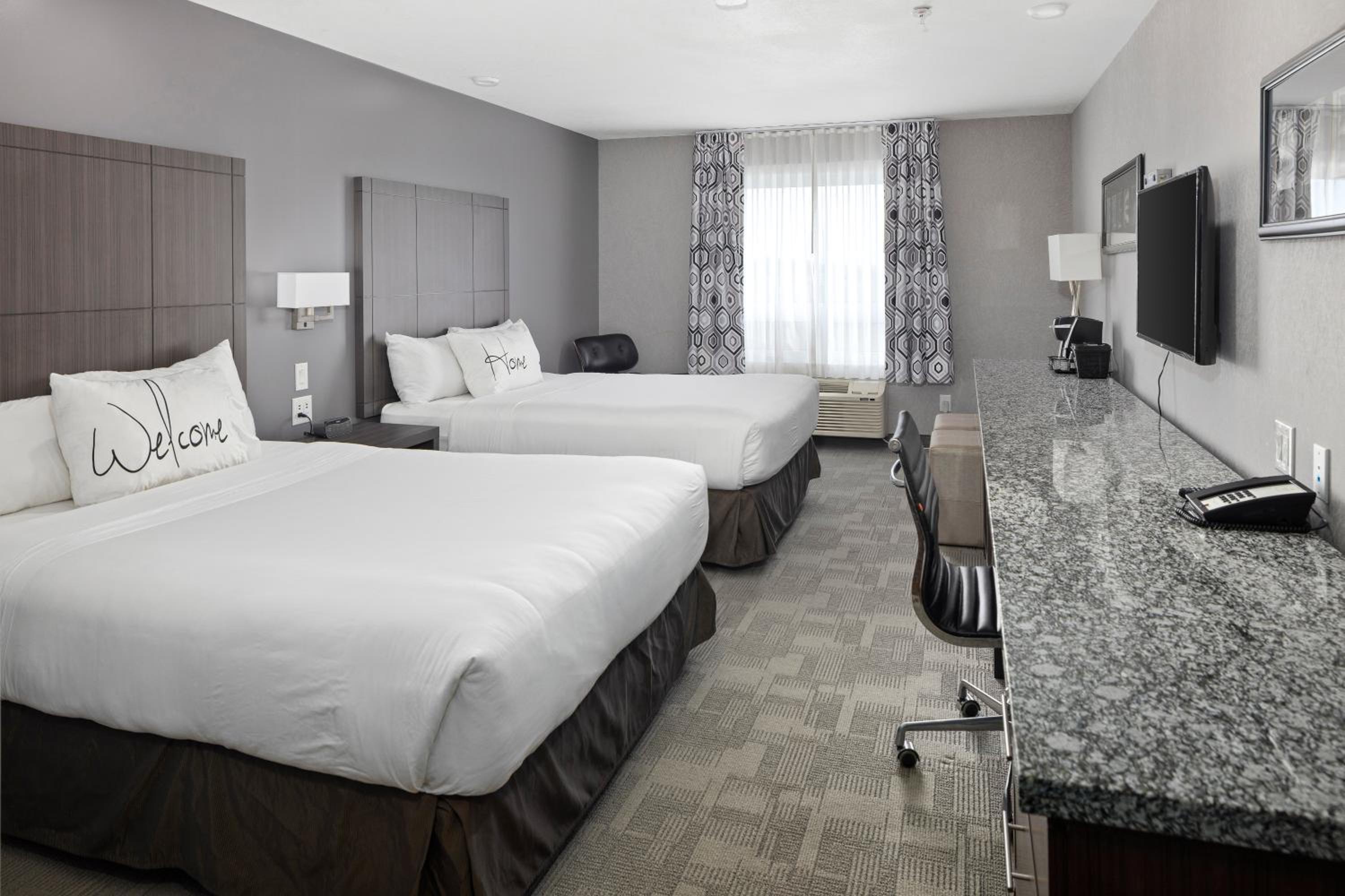 Standard Queen Room with Two Queen Beds photo 3