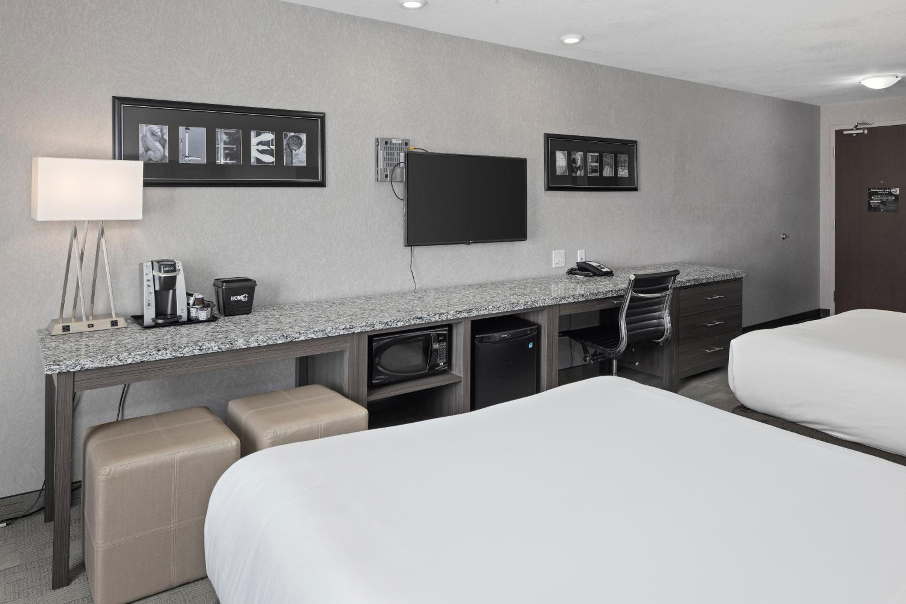 Standard Queen Room with Two Queen Beds photo 2