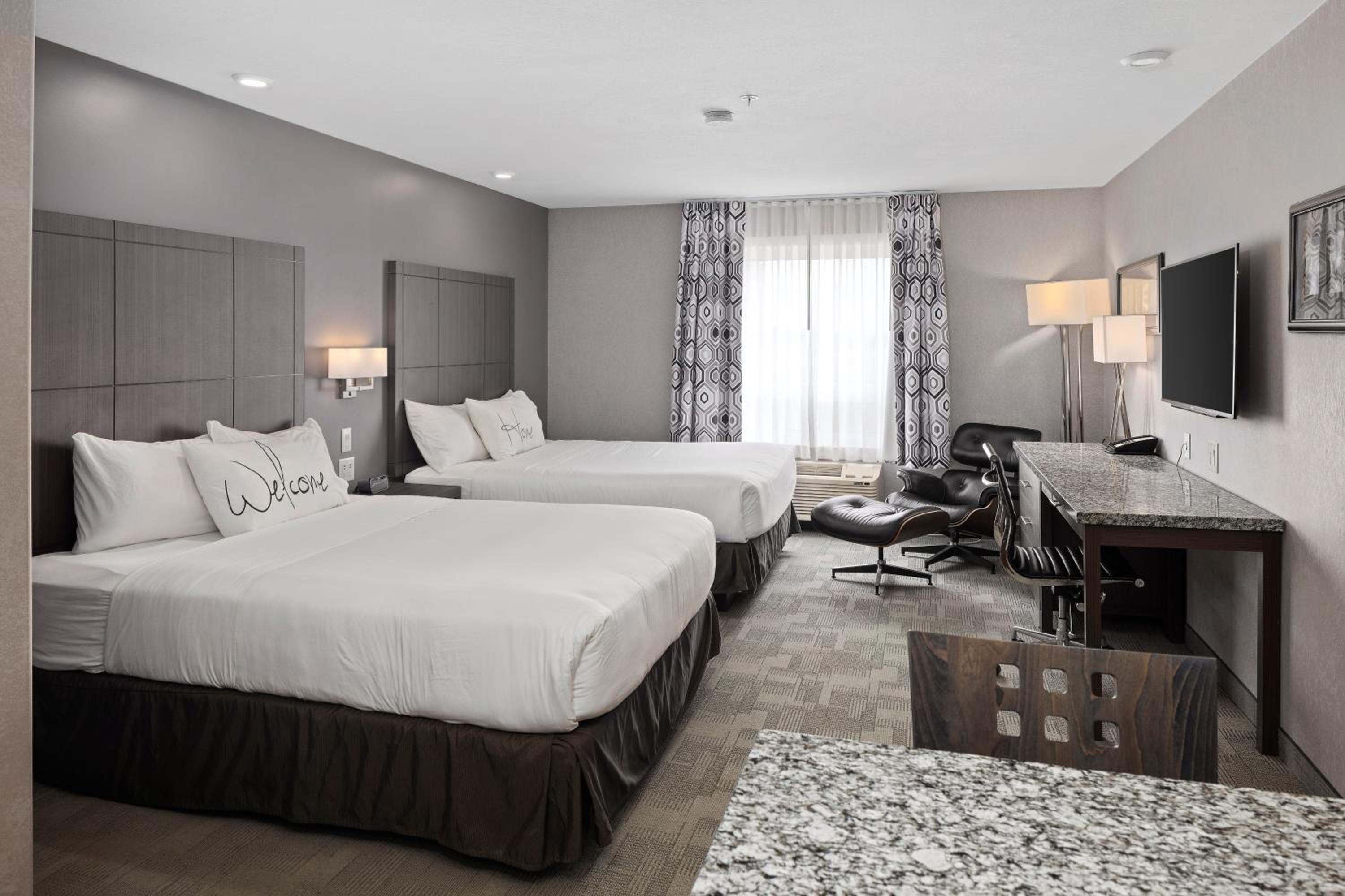Deluxe Queen Suite photo 3