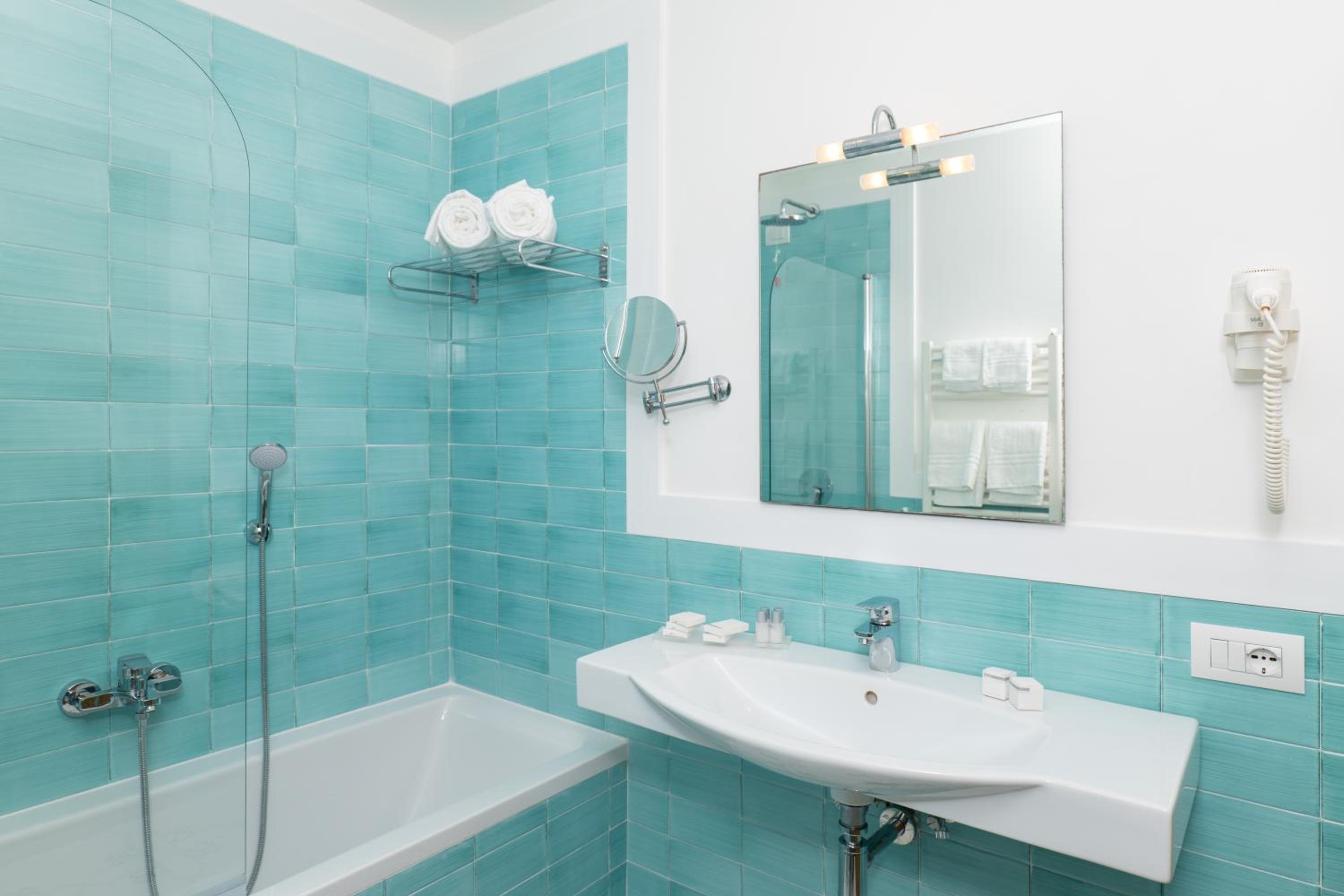 Basic Double or Twin Room - Photo 3