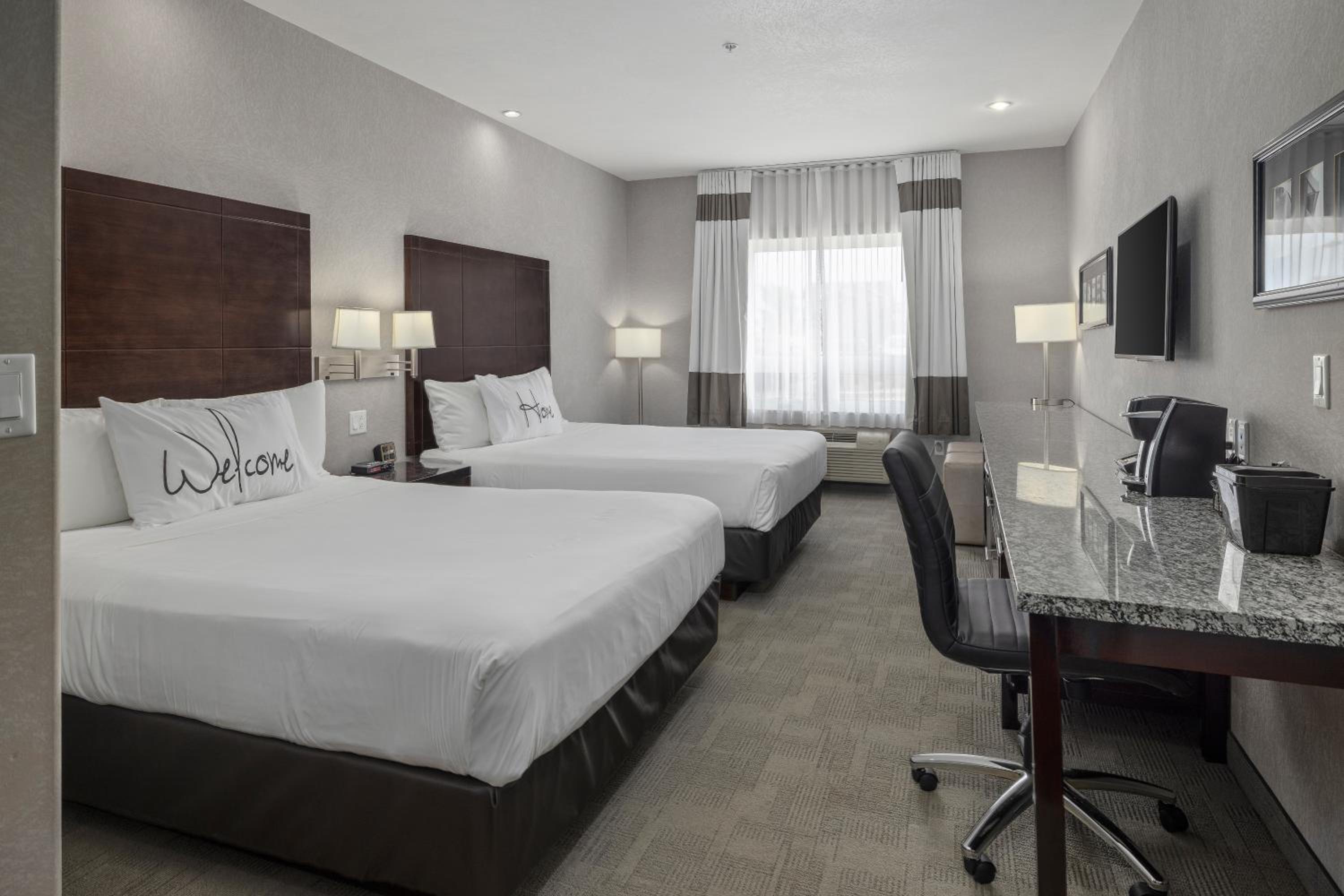 Queen Room with Two Queen Beds photo 3