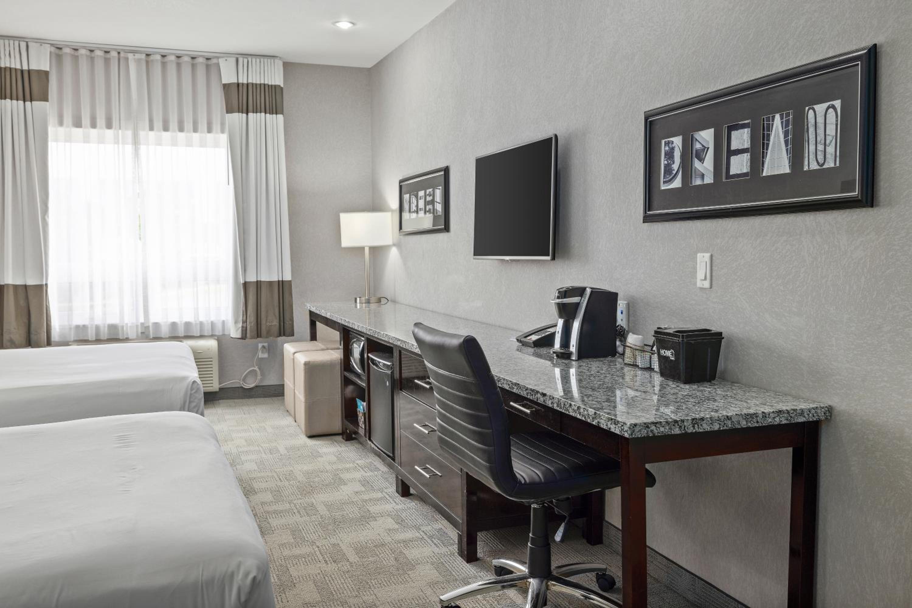 Queen Room with Two Queen Beds photo 1