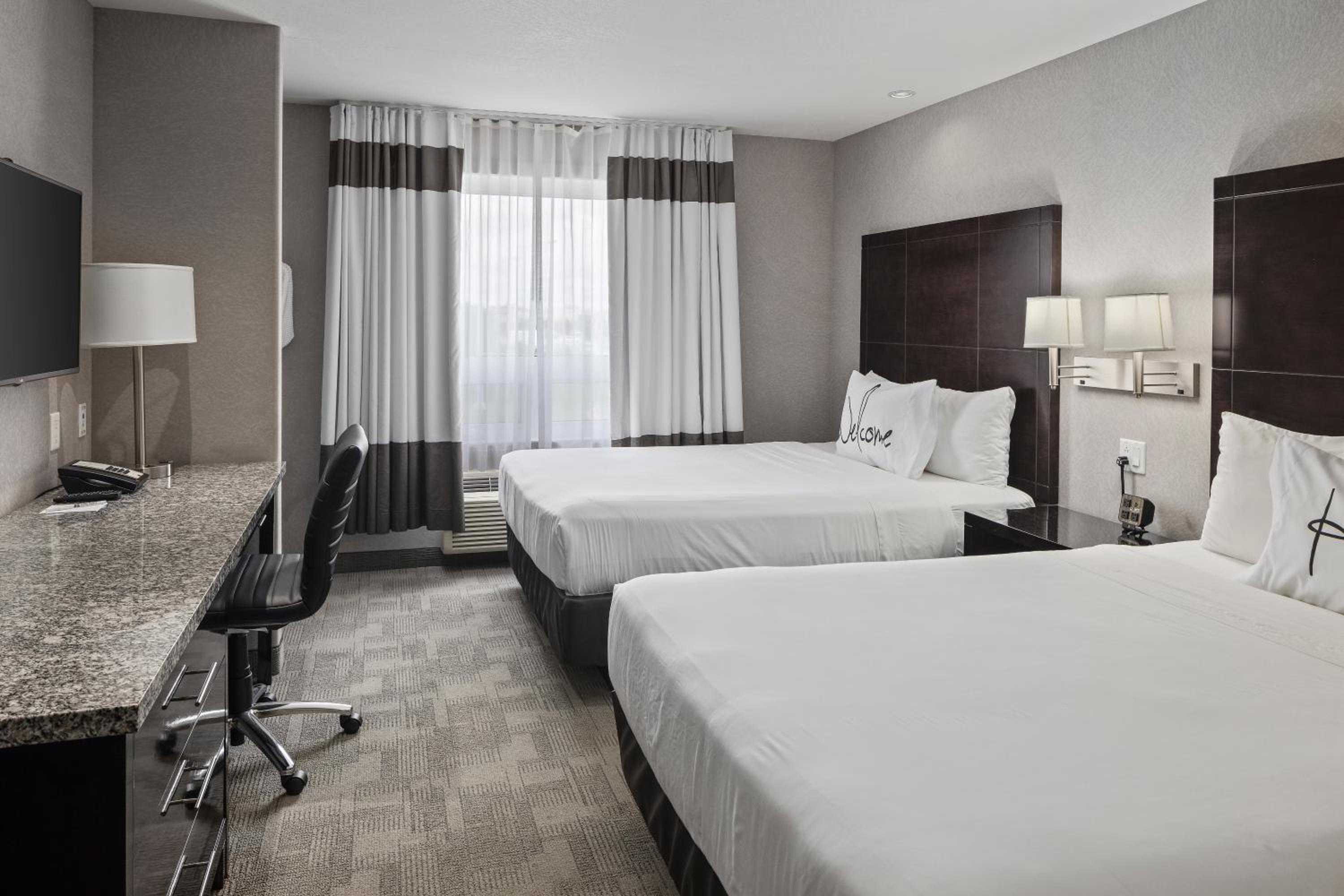 Deluxe Queen Room with Two Queen Beds photo 3