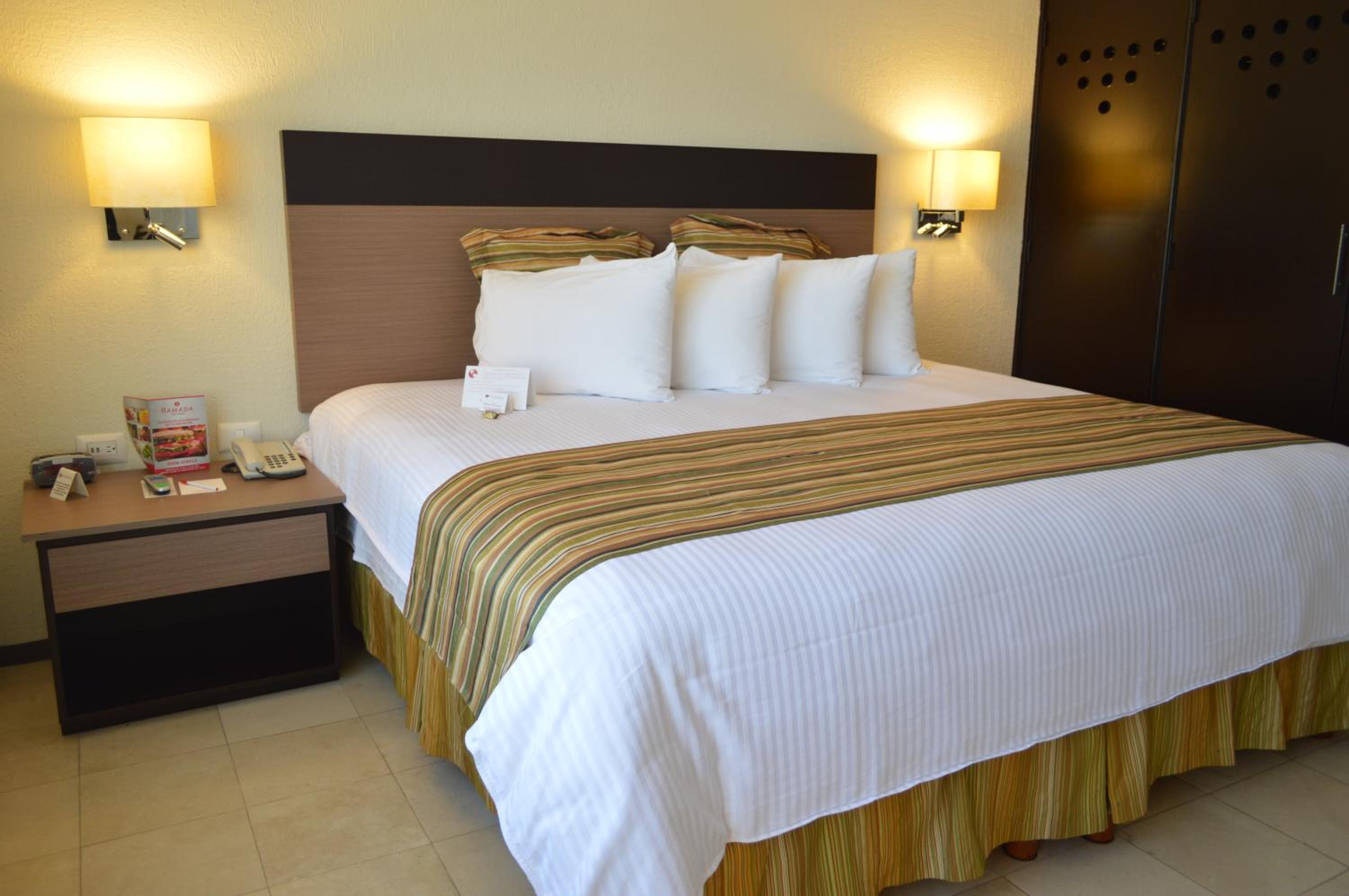 Junior King Suite photo 3