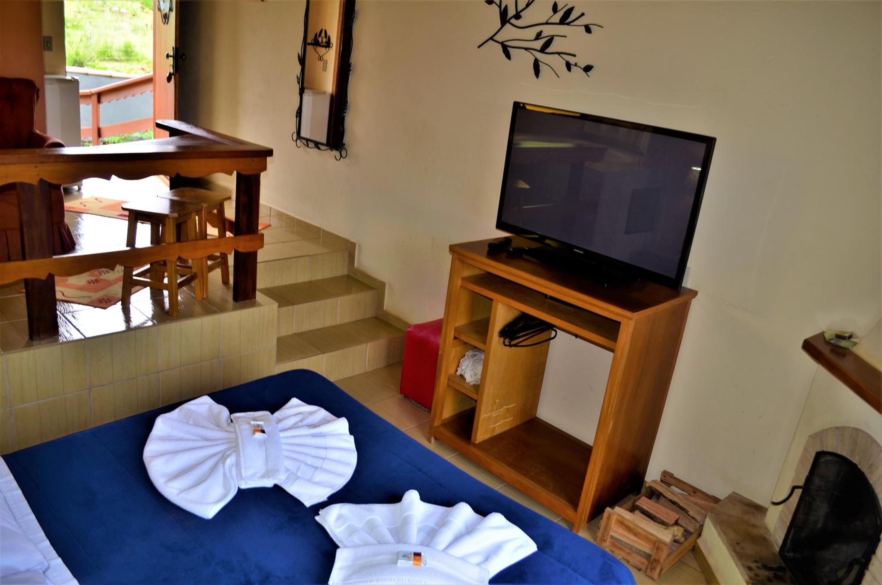 Suite with Mountain View - Photo 12