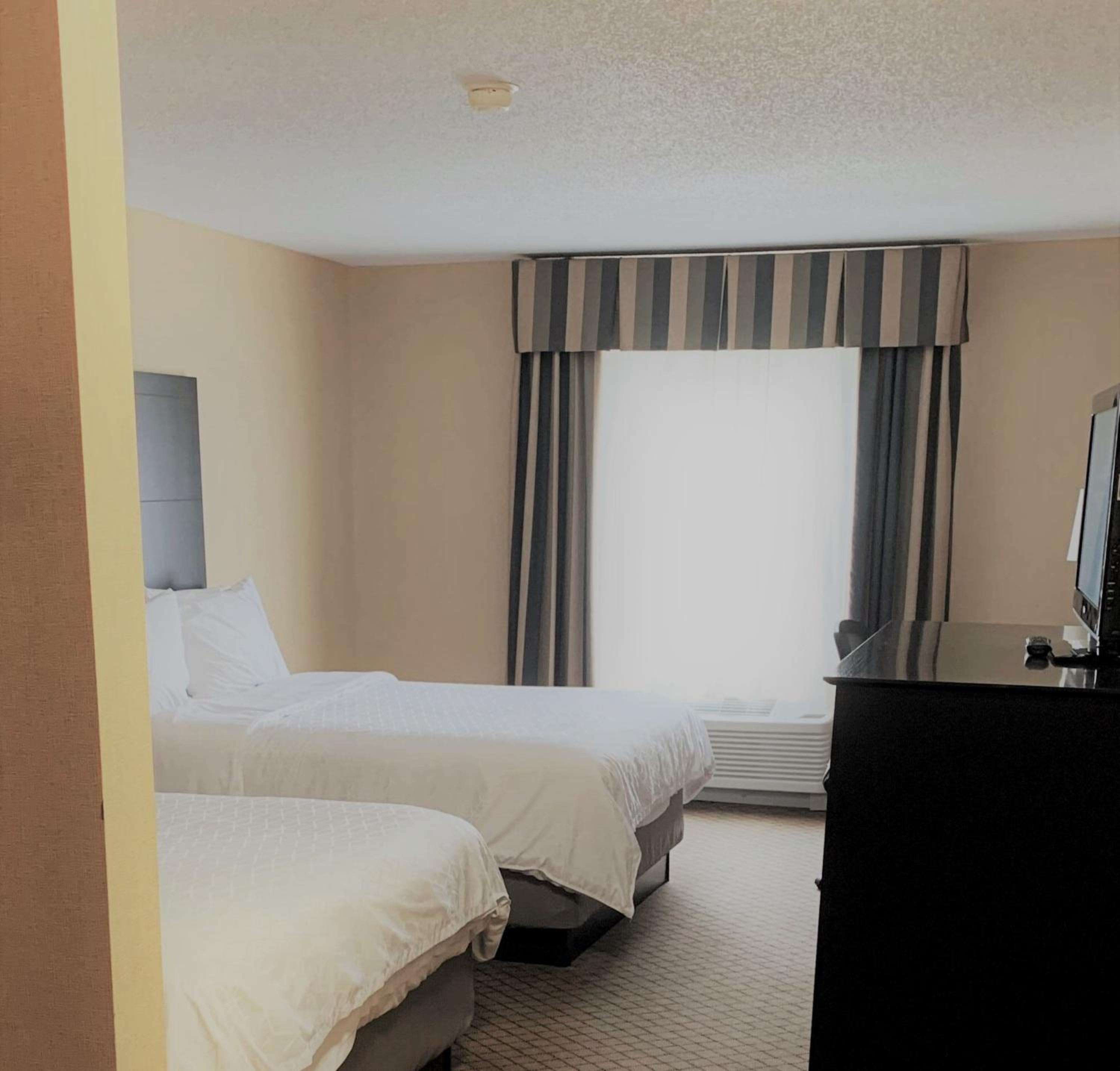 Standard Room with Two Queen Beds - Photo 8