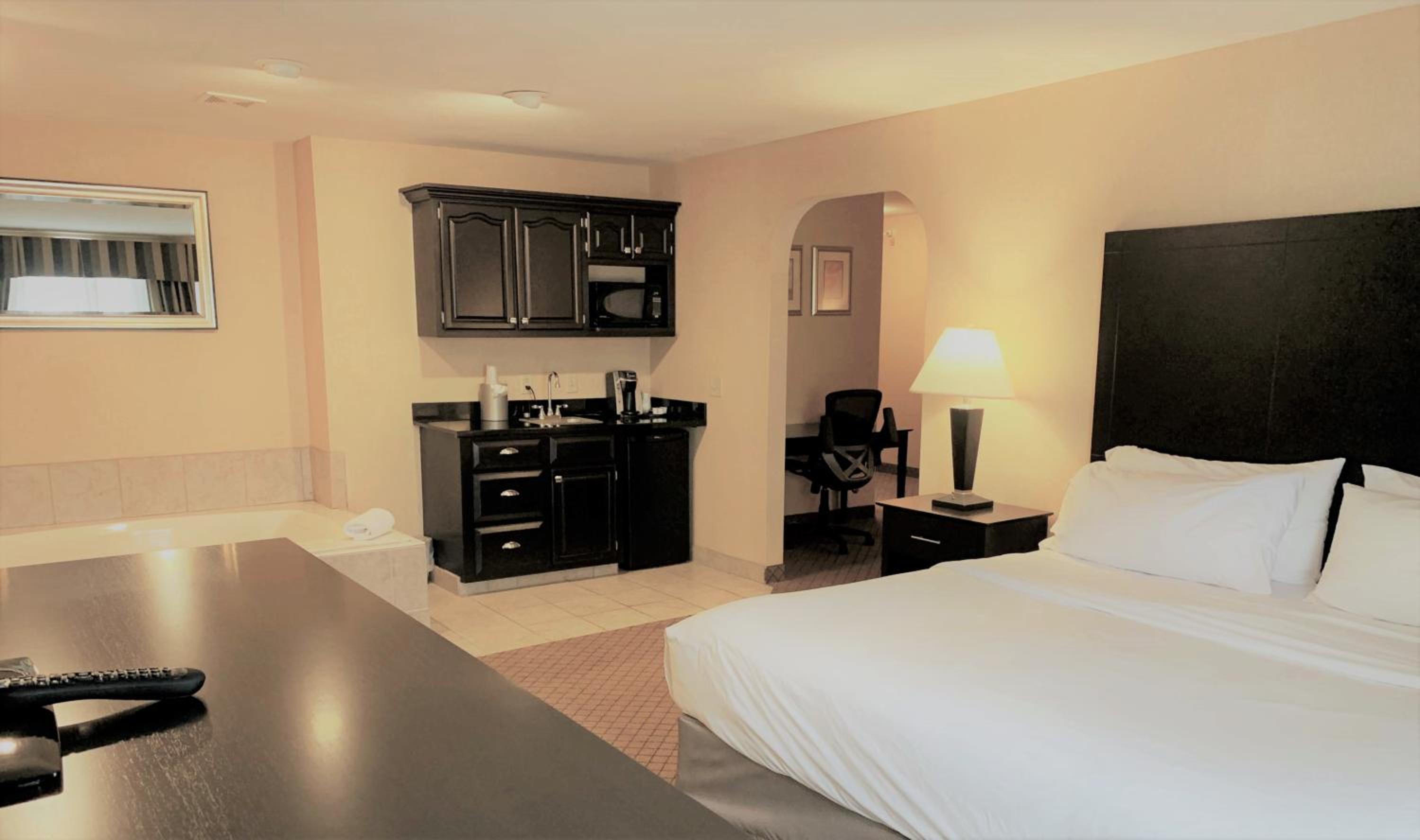 Standard King Room - Photo 8