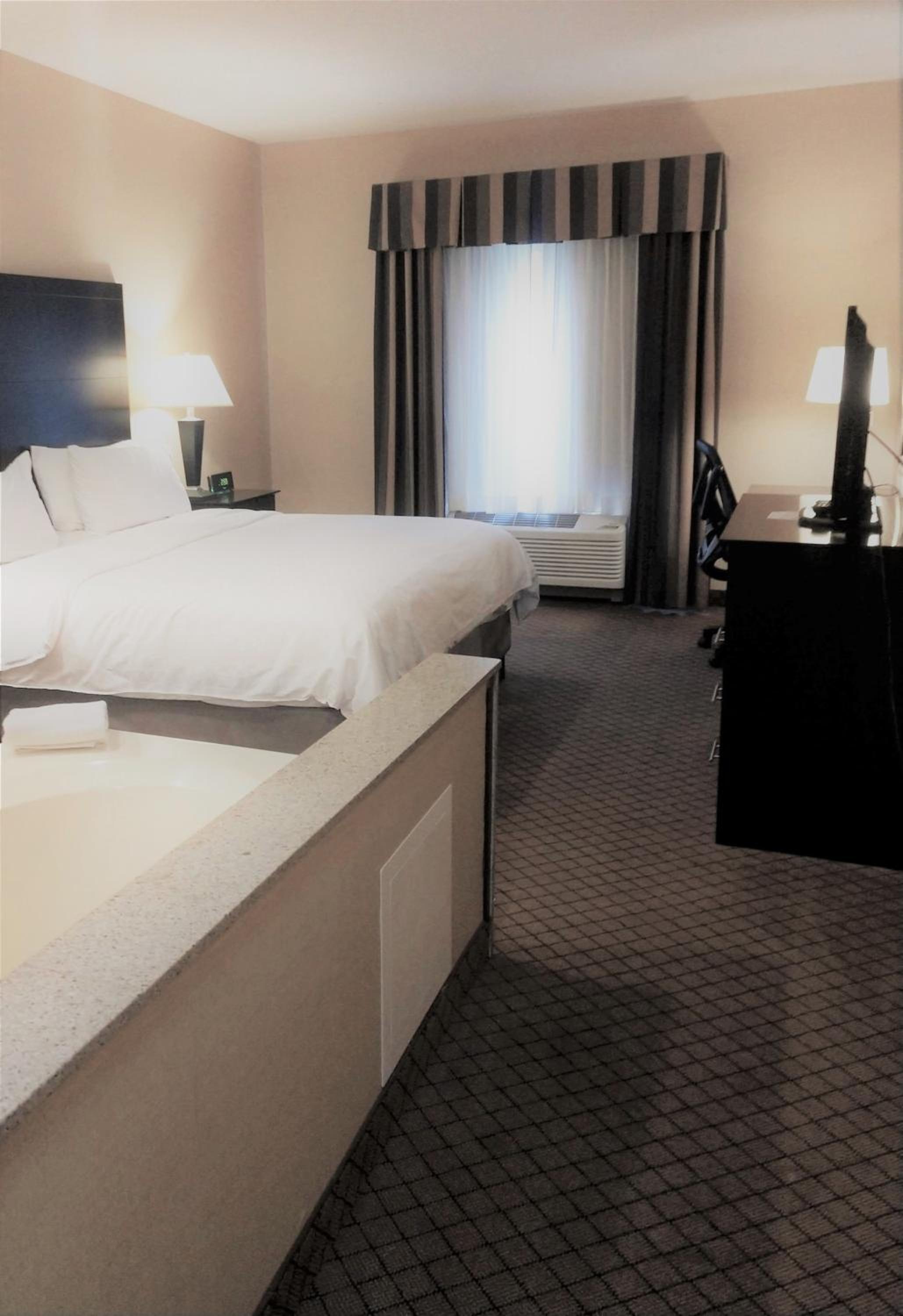 Standard King Room - Photo 9