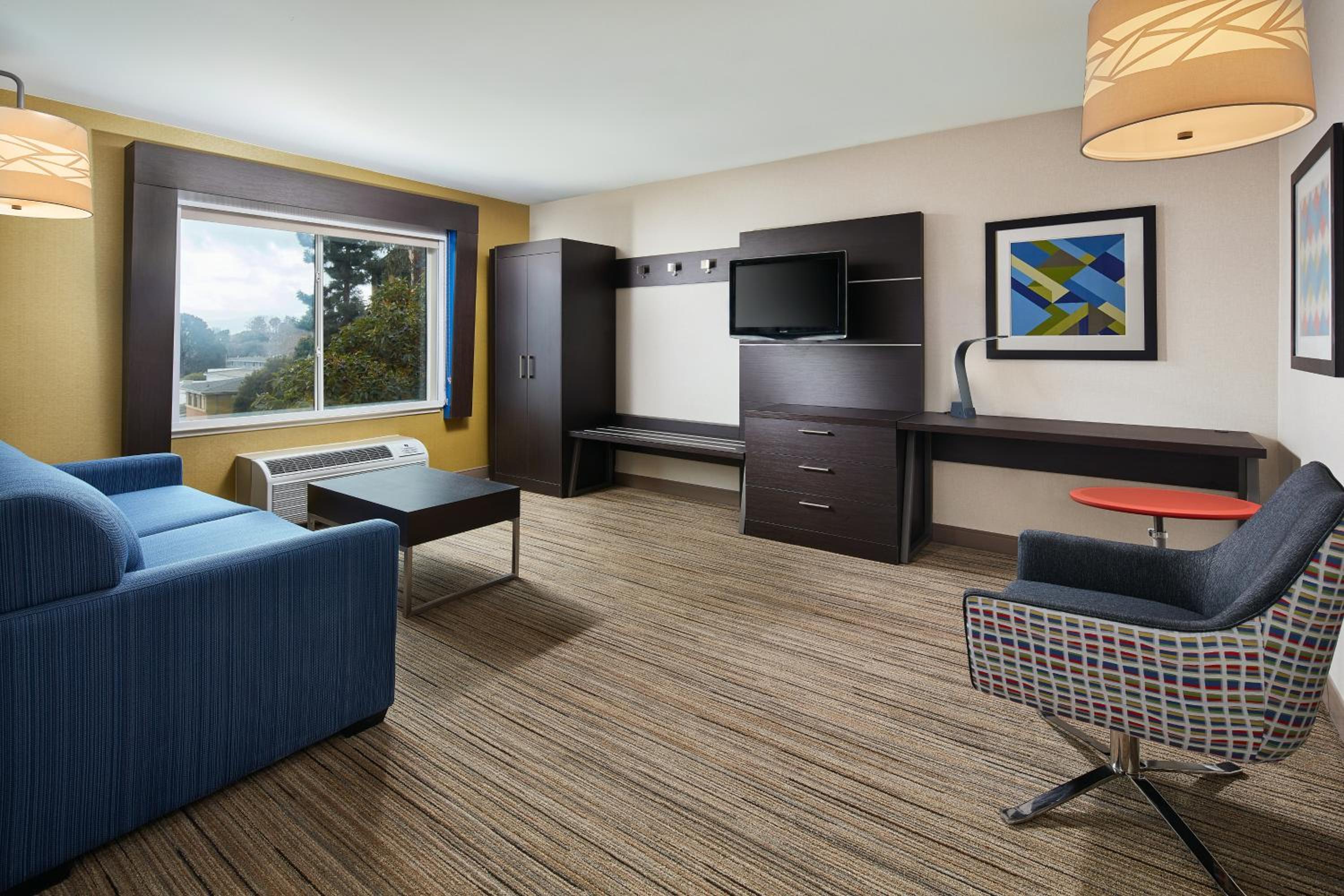 One-Bedroom Suite - Photo 2