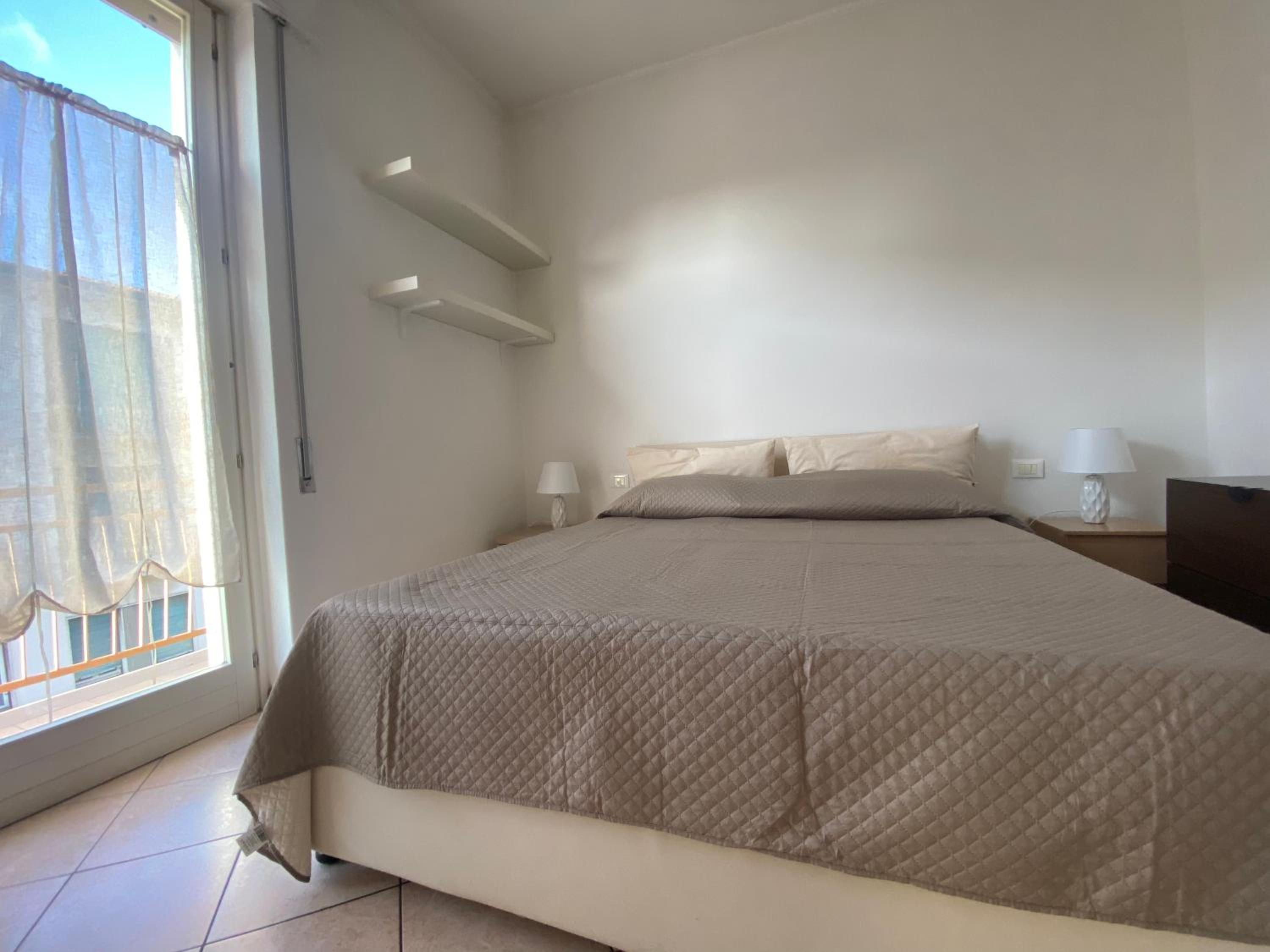 Apartment with Balcony - Photo 5
