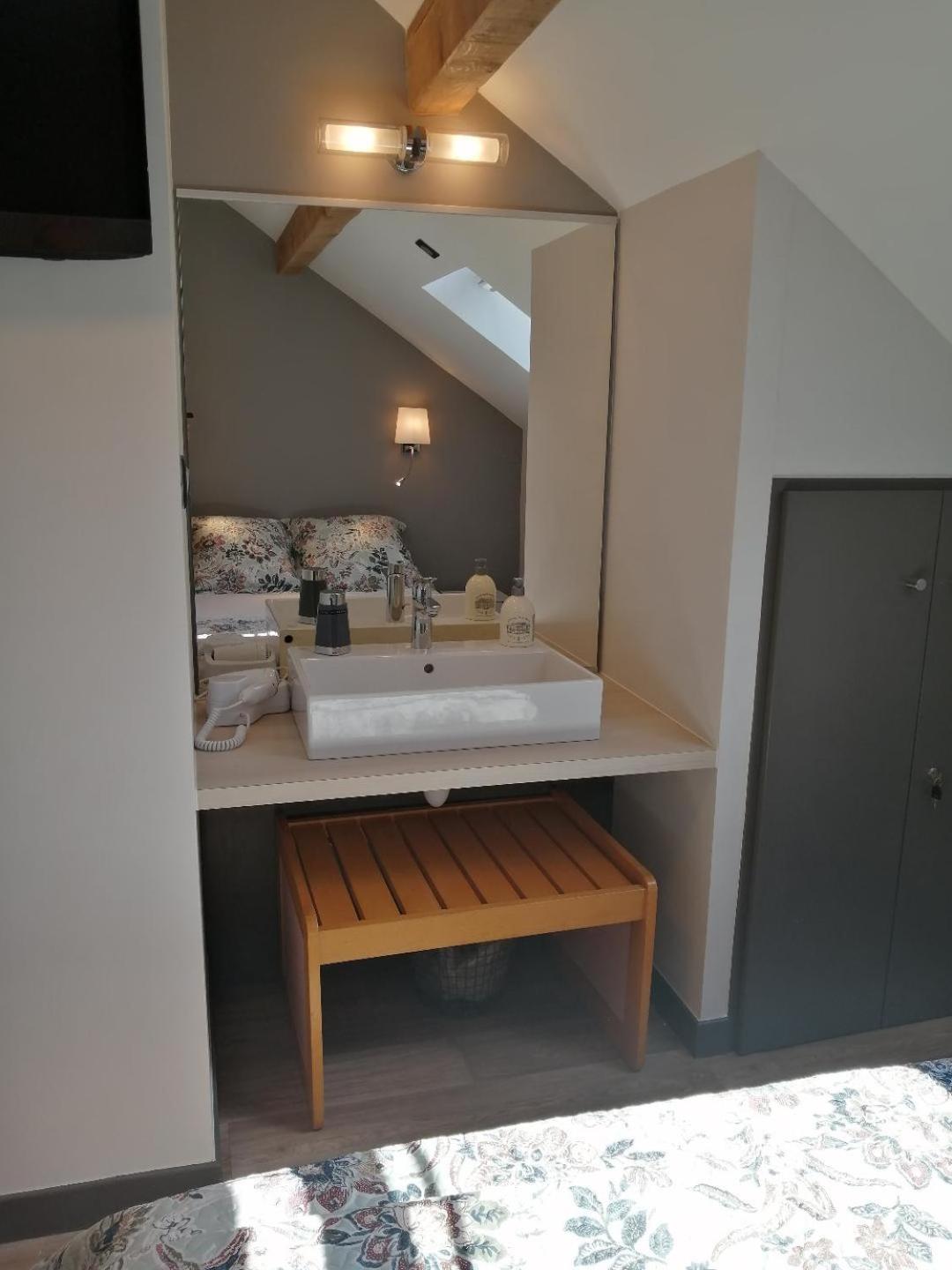 Double Room with Private Bathroom - Photo 3