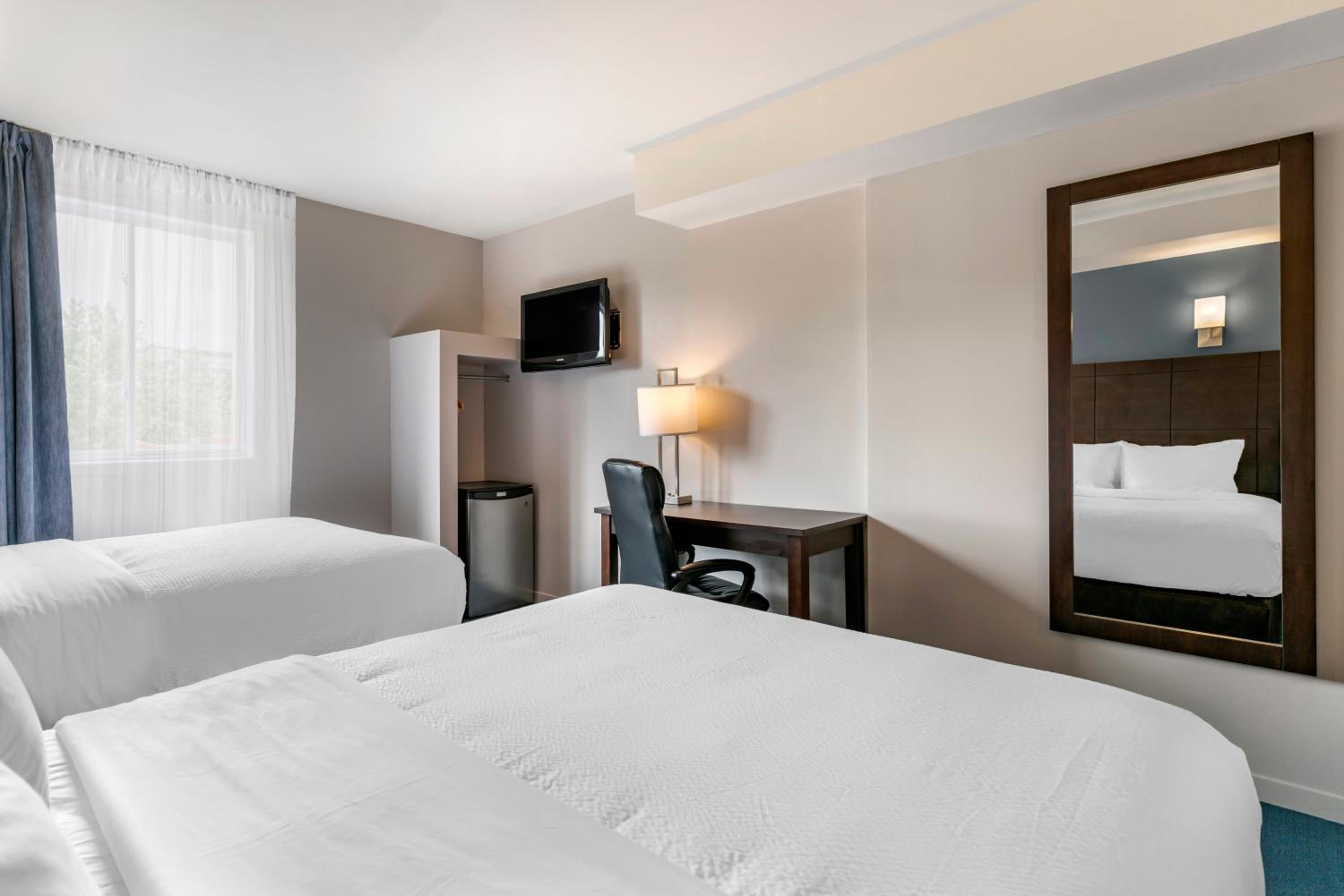 Deluxe Queen Room with Two Queen Beds - Non-Smoking photo 2