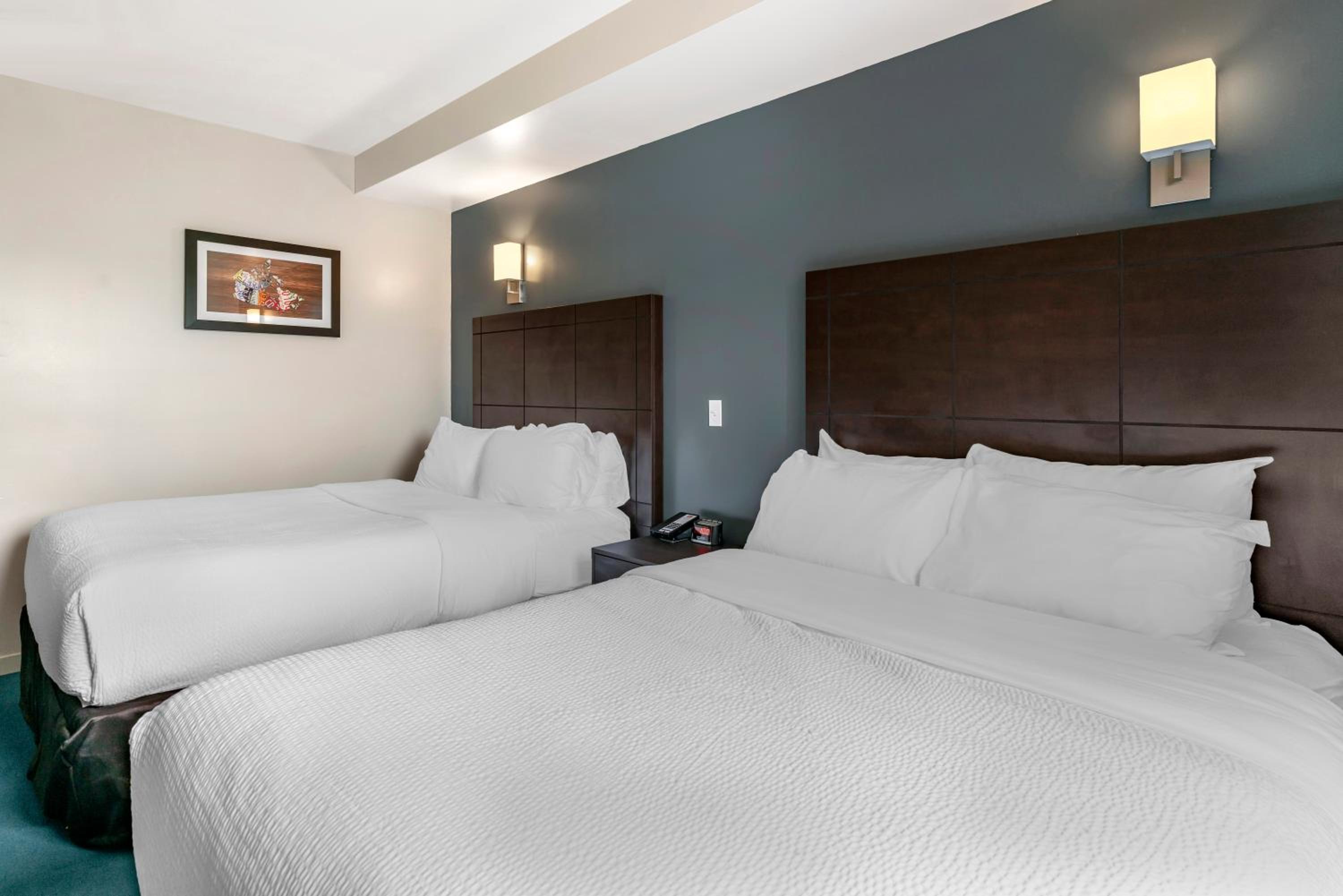 Deluxe Queen Room with Two Queen Beds - Non-Smoking photo 3