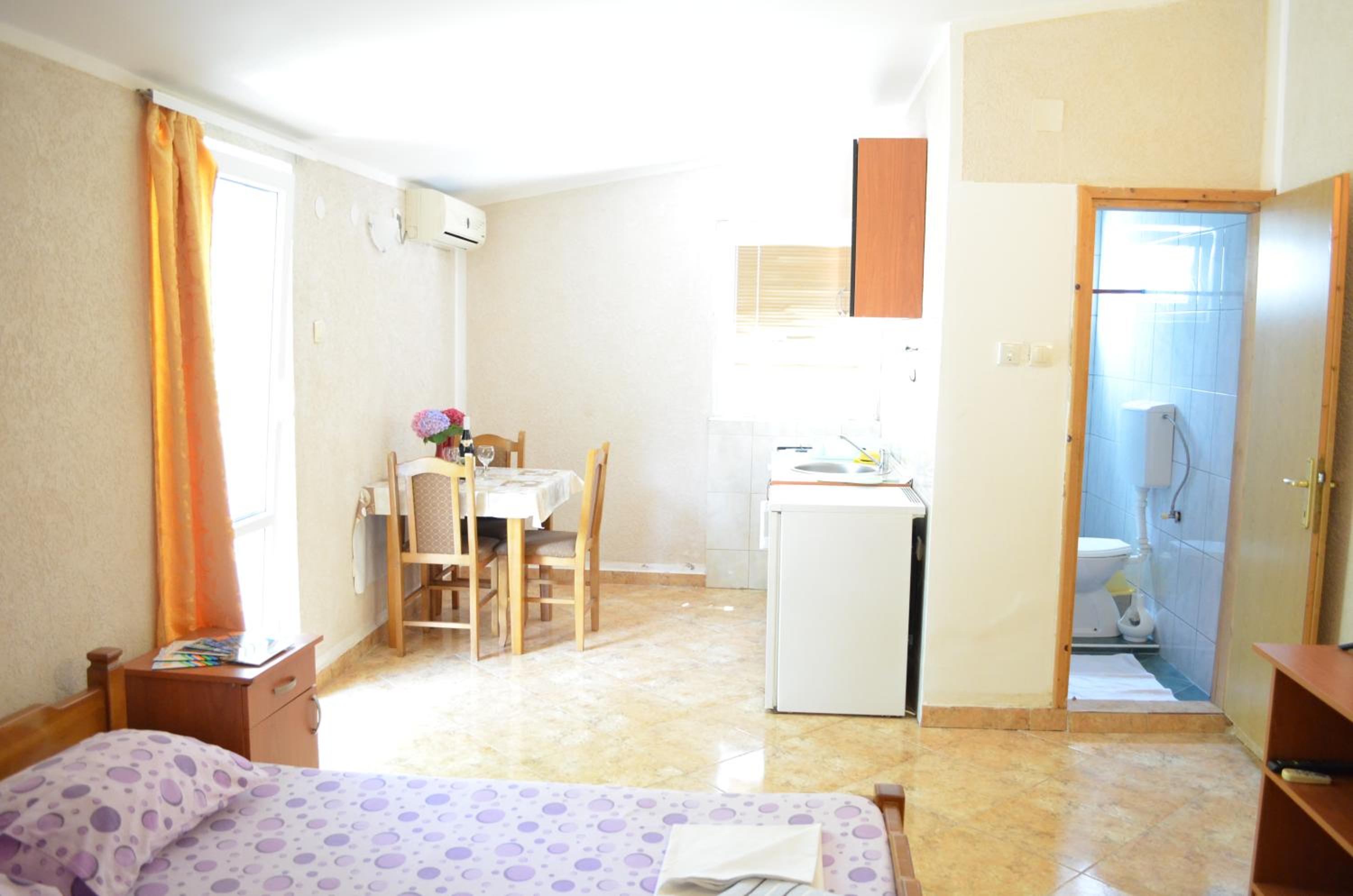 One-Bedroom Apartment photo 1