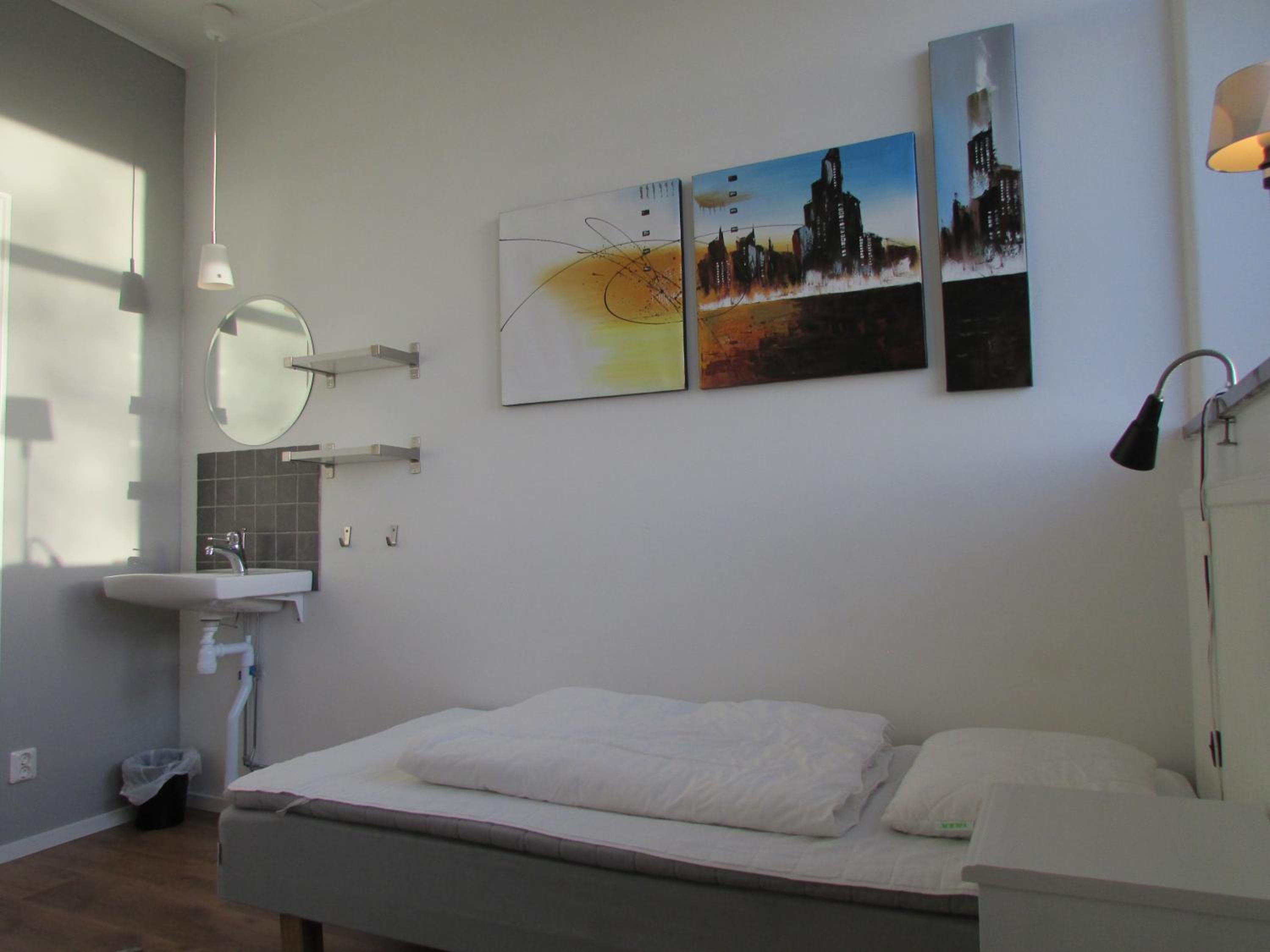Budget Twin Room - Photo 3
