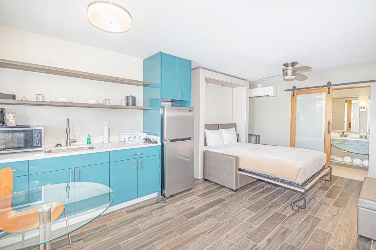 Deluxe King Suite photo 2
