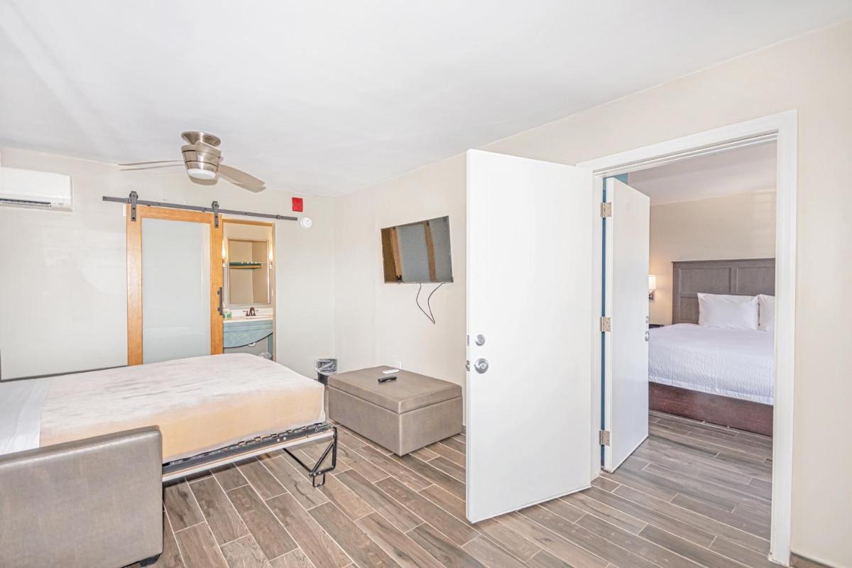 Deluxe King Suite photo 1