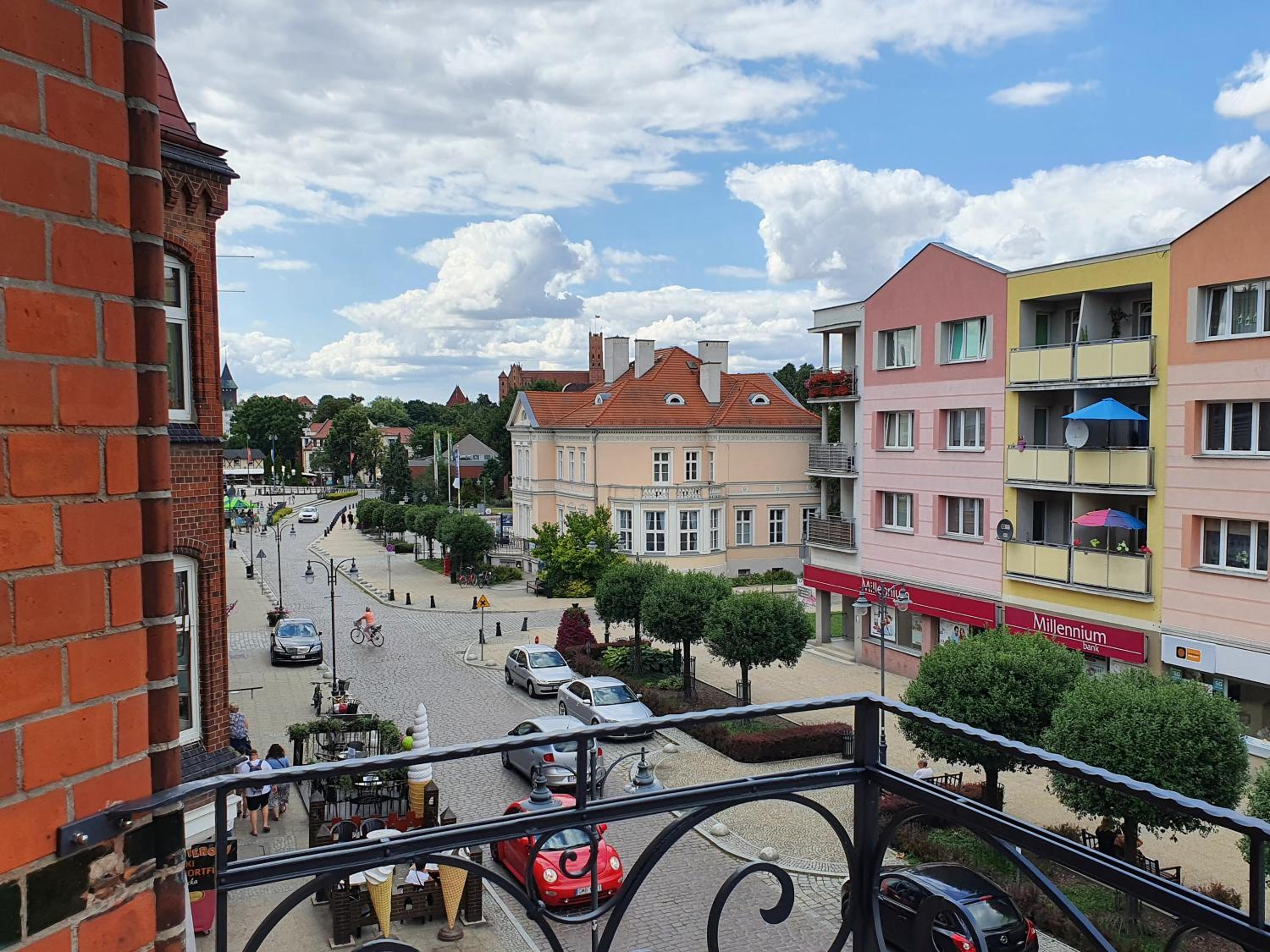 Apartment with Balcony - Photo 4