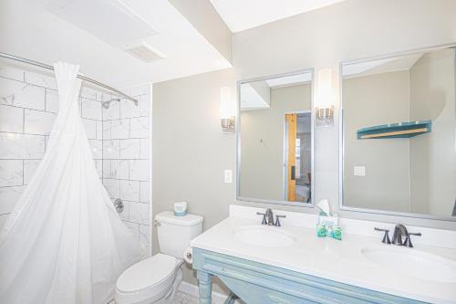 Deluxe Queen Suite photo 3