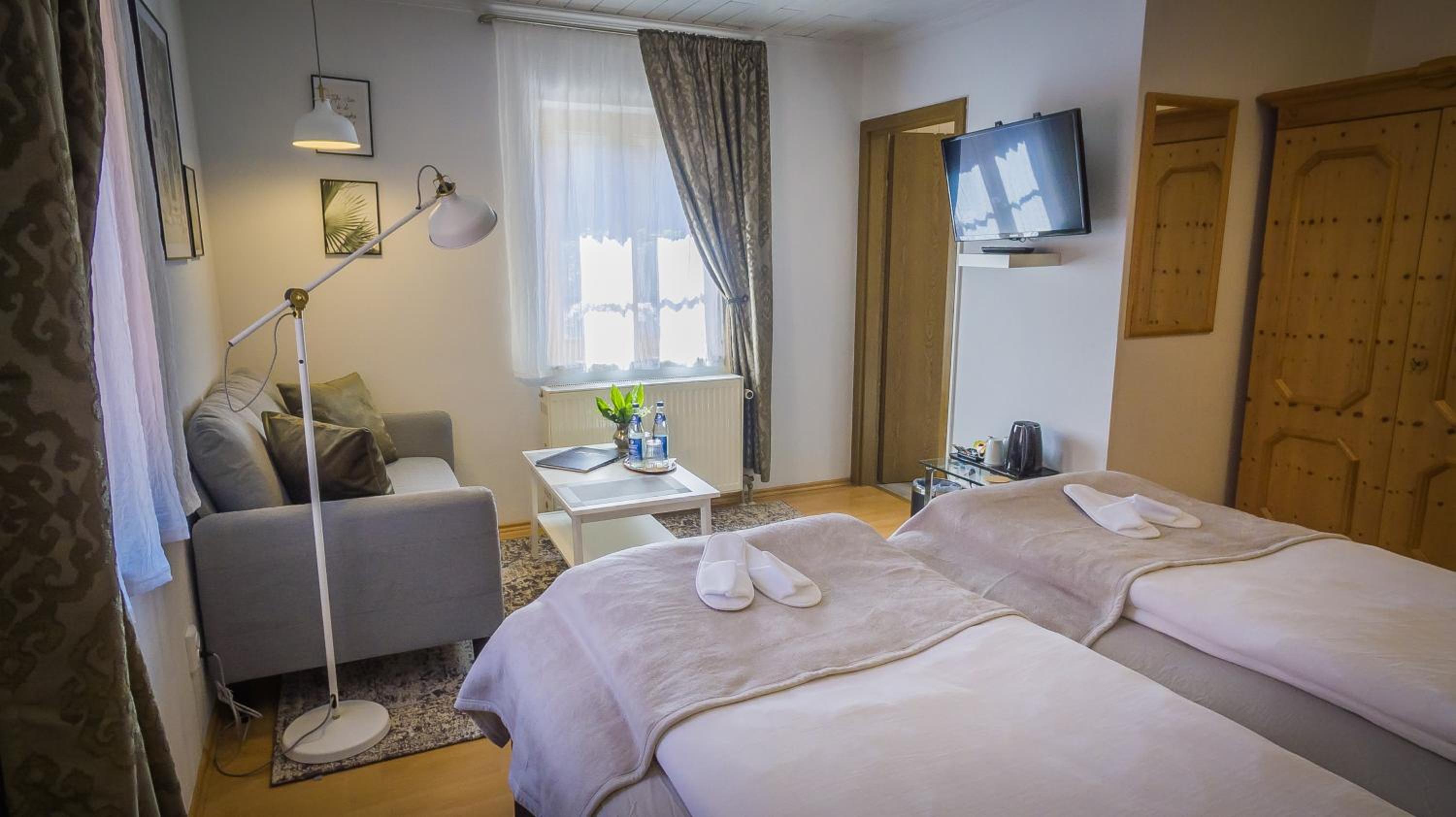 Deluxe Double Room with Shower photo 3