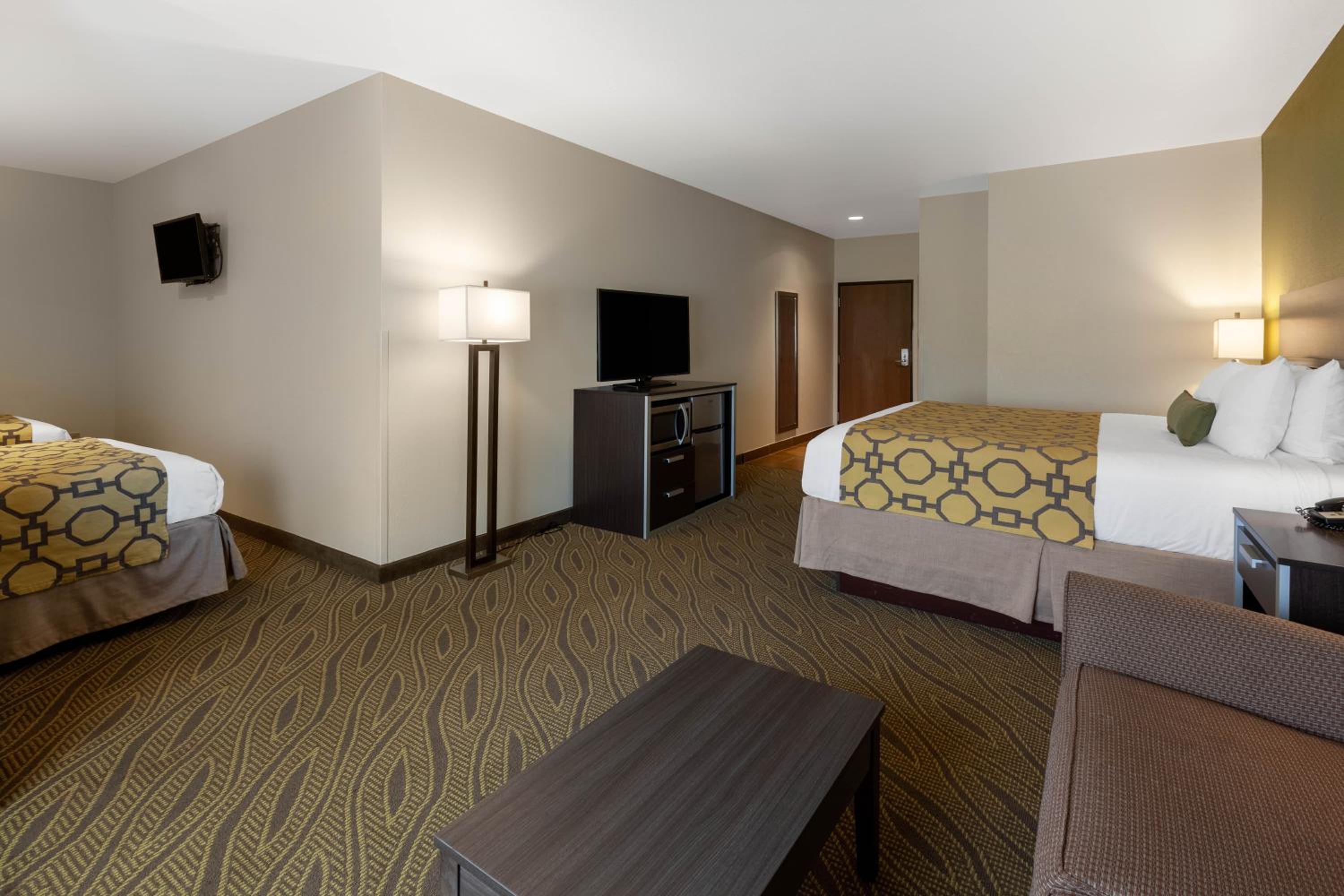 Family Studio Suite with One King Bed and Two Full XL Beds - Non-Smoking photo 2