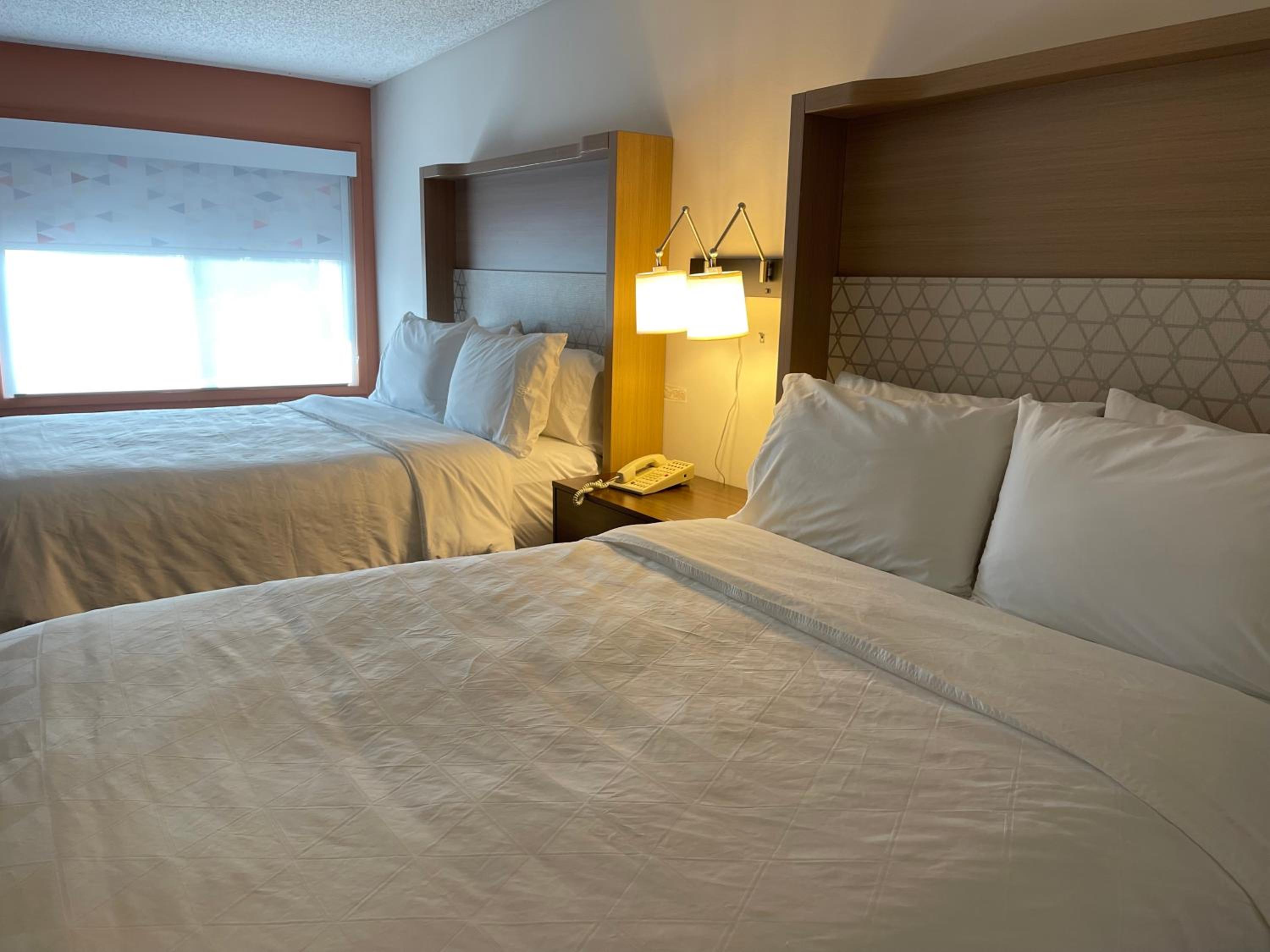 Queen Room with Two Queen Beds - Pool Side - Photo 3