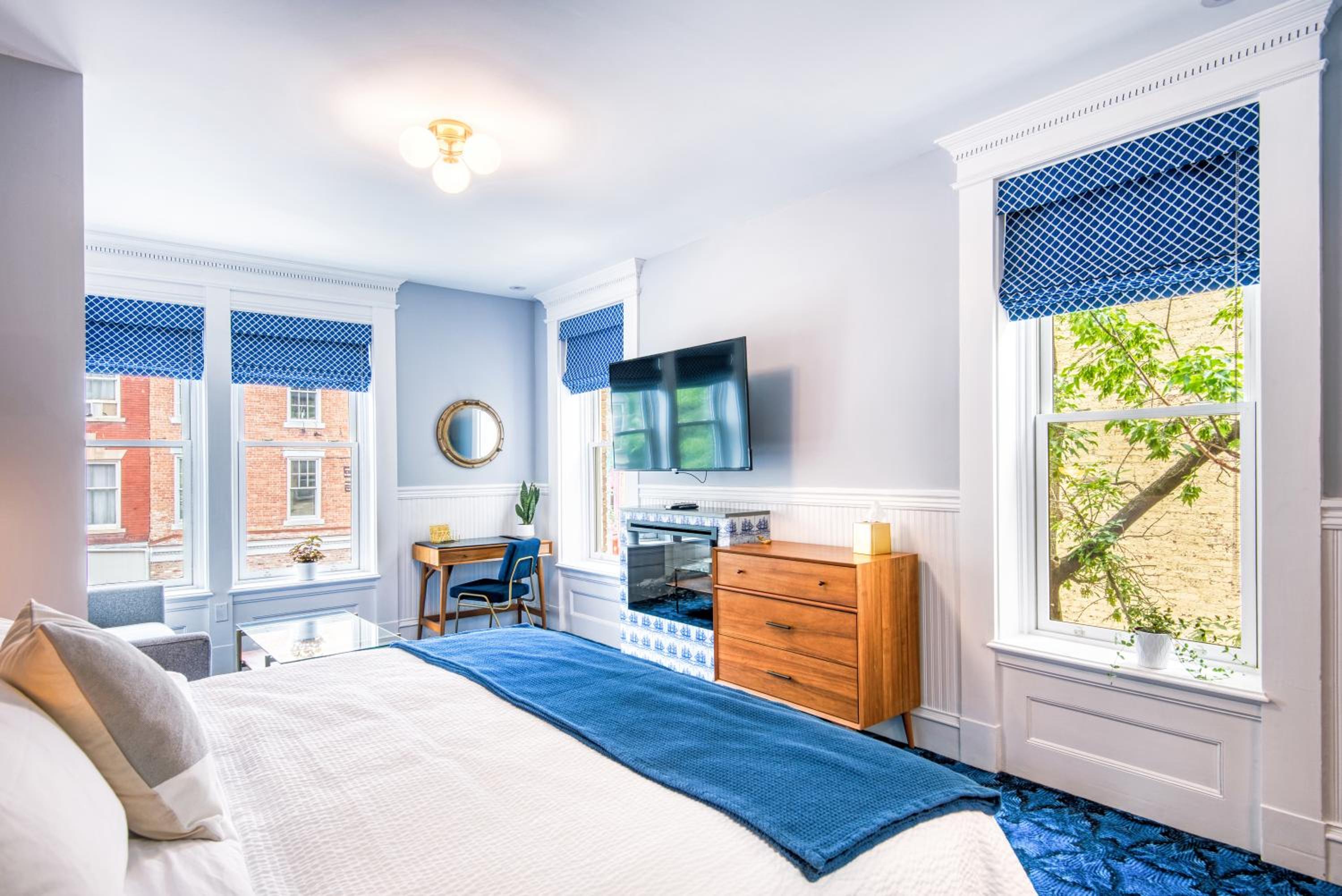 Deluxe King Suite photo 3