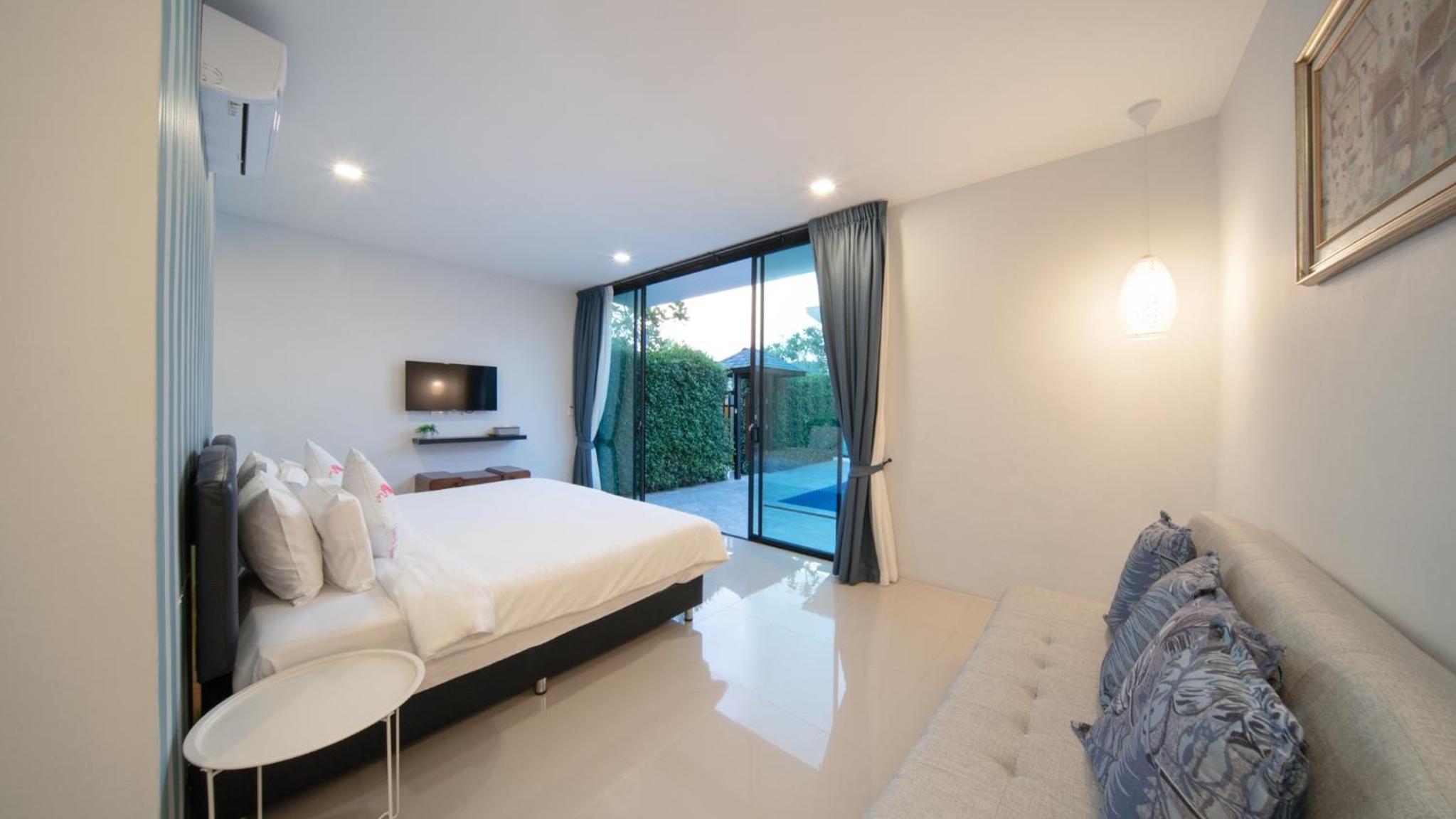 Eight - Bedroom Villa photo 3