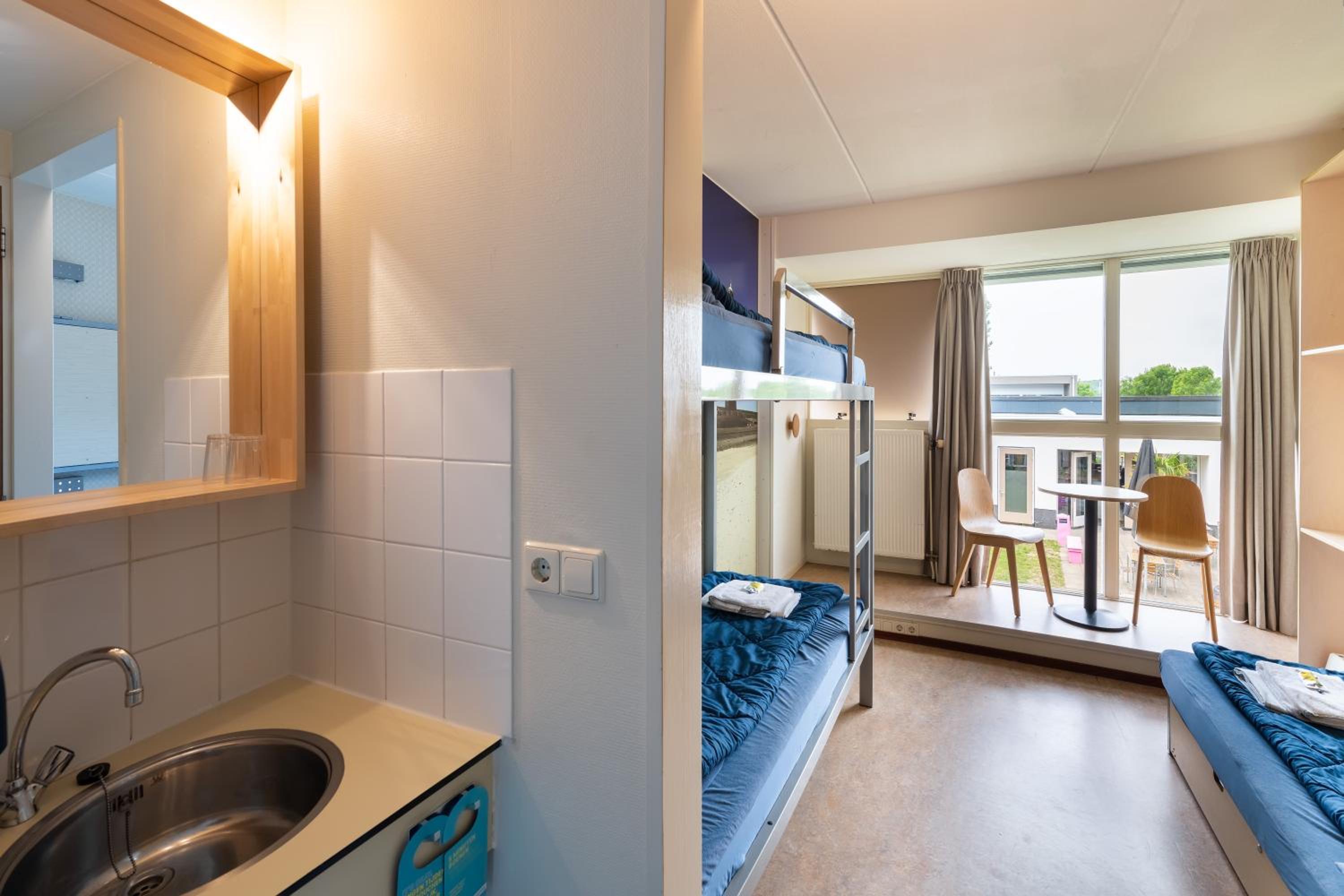 Quadruple Family Room with Private Bathroom and Shower photo 3
