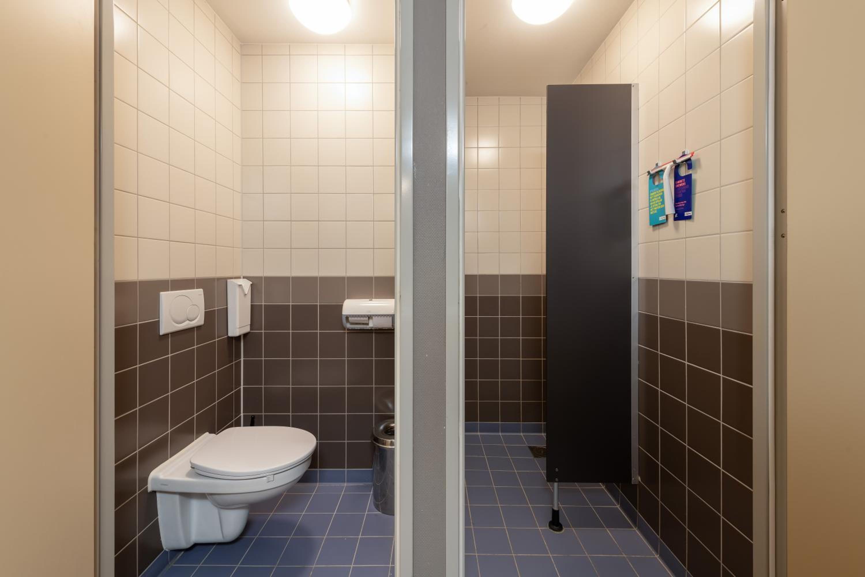 Six Person Family Room with Private Bathroom and Shower photo 2