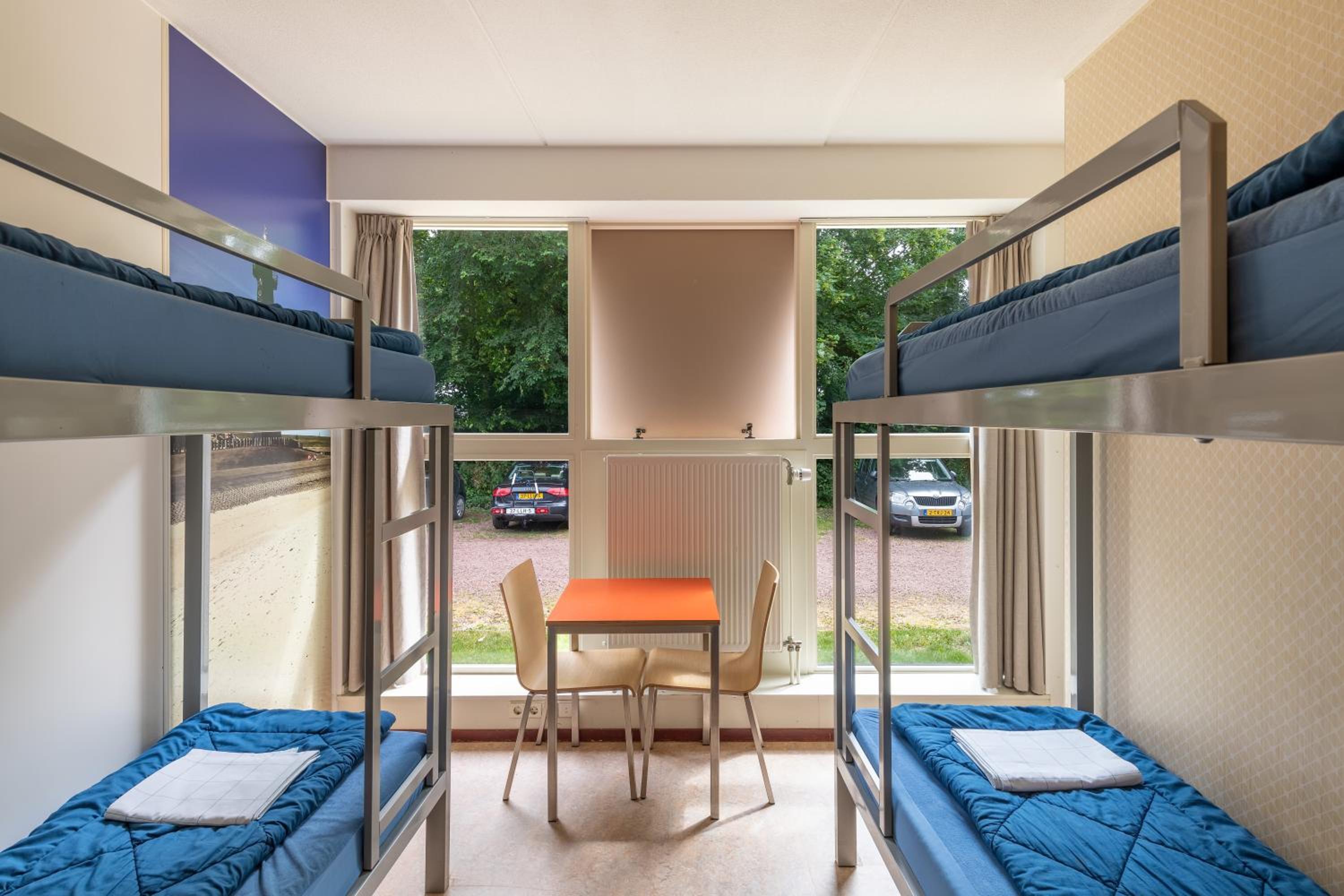 Bed in 4-Bed Male Dormitory Room photo 3