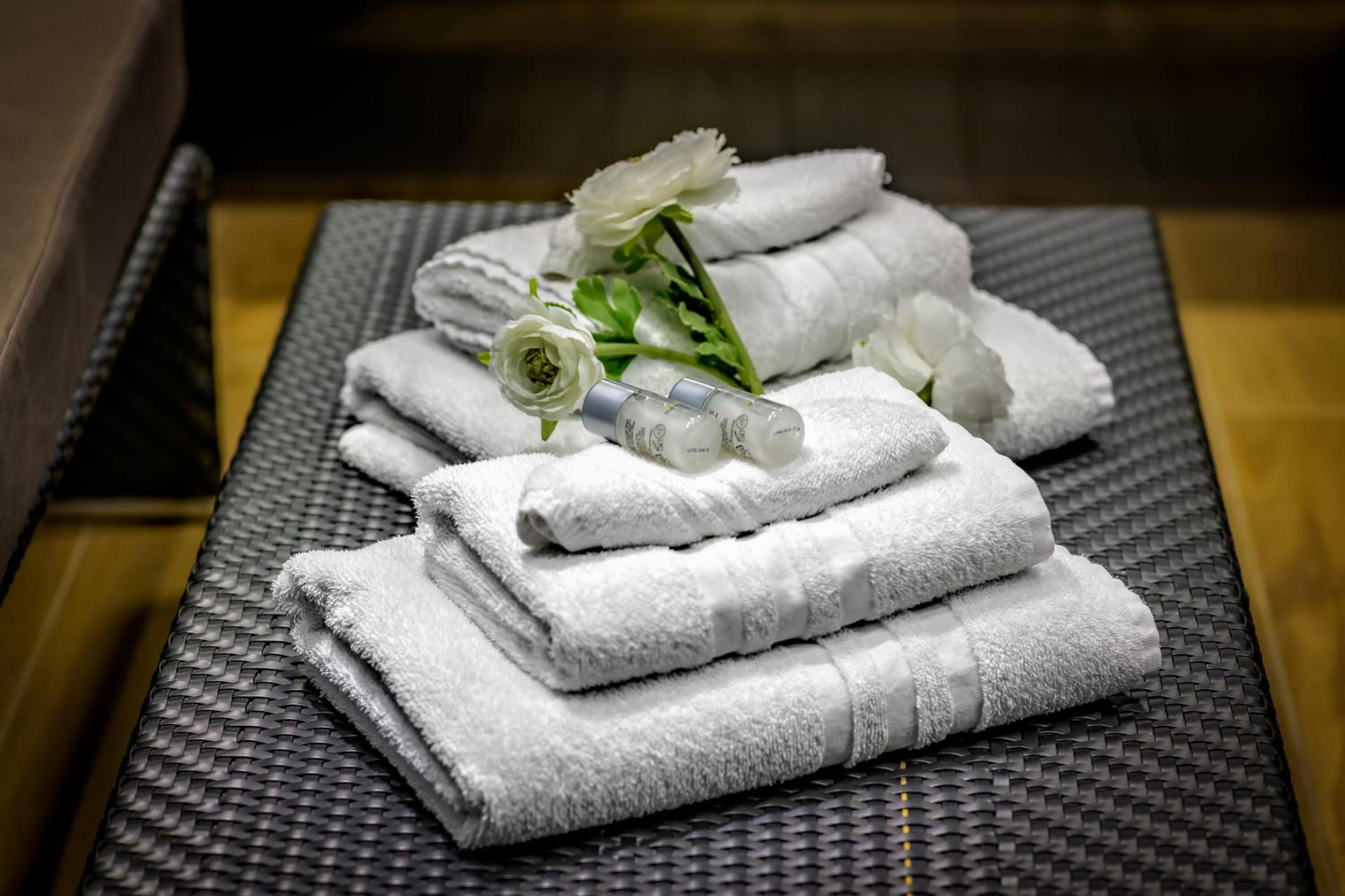 King Suite with Spa Bath - Photo 7