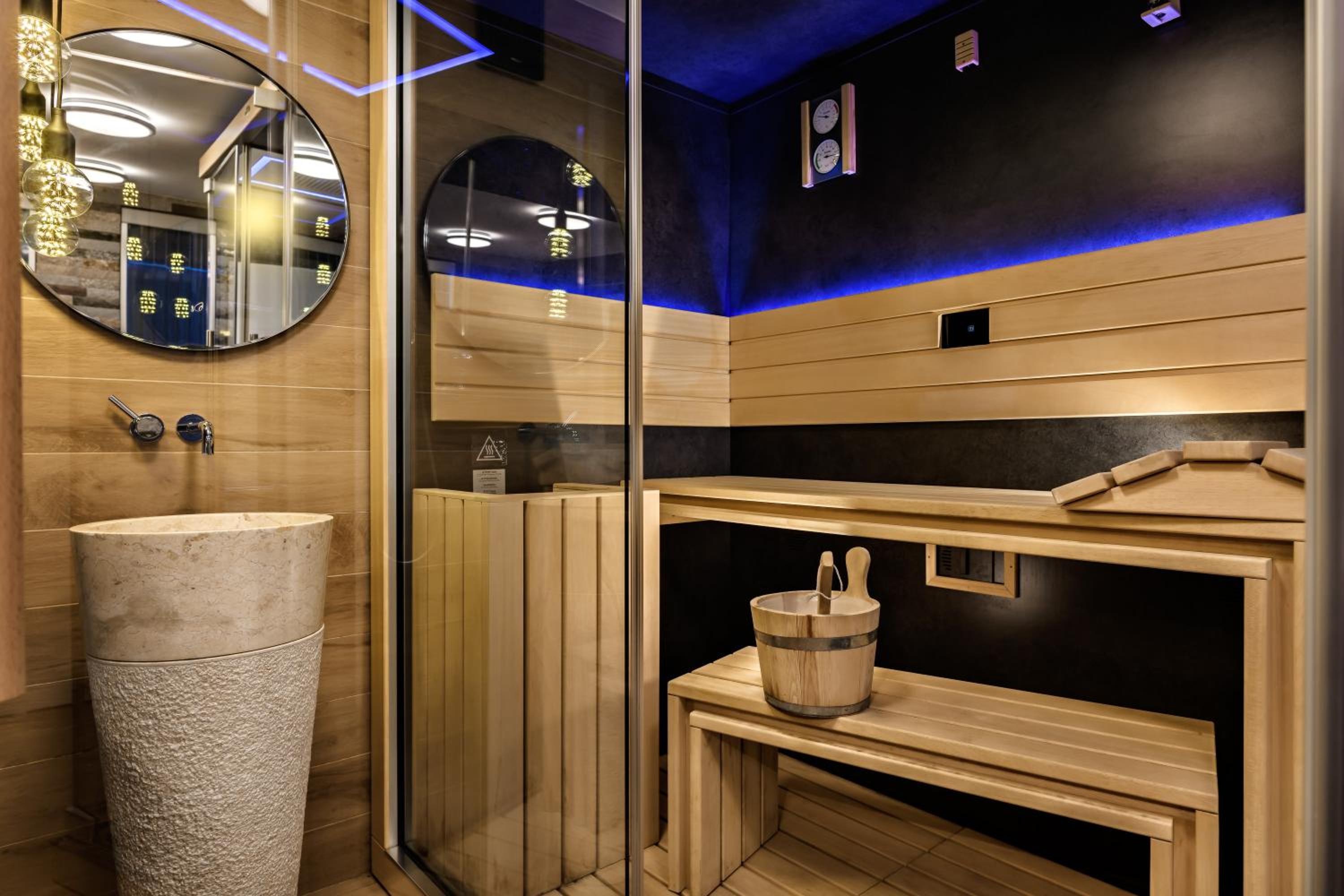 King Suite with Spa Bath - Photo 6