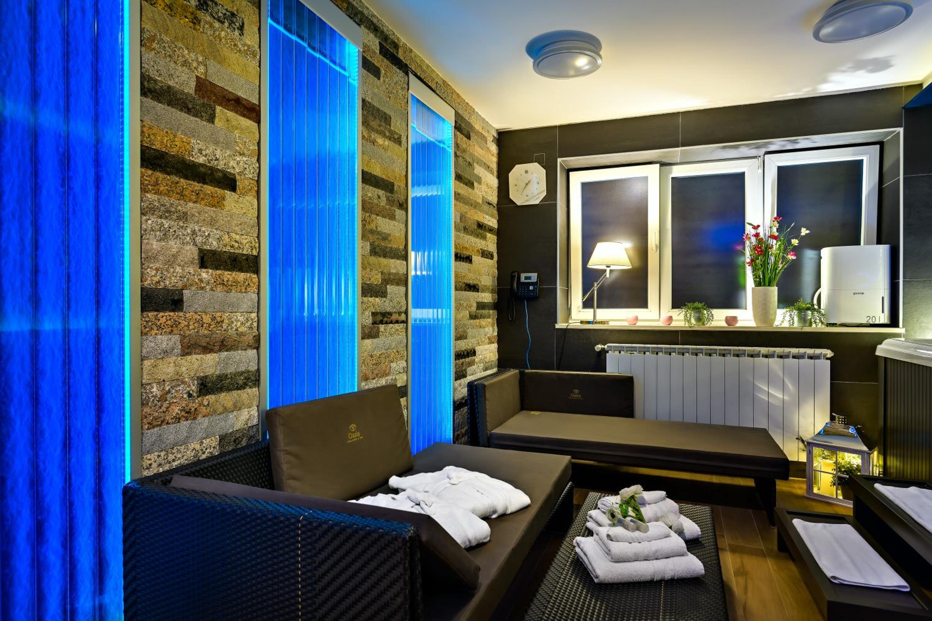King Suite with Spa Bath - Photo 5