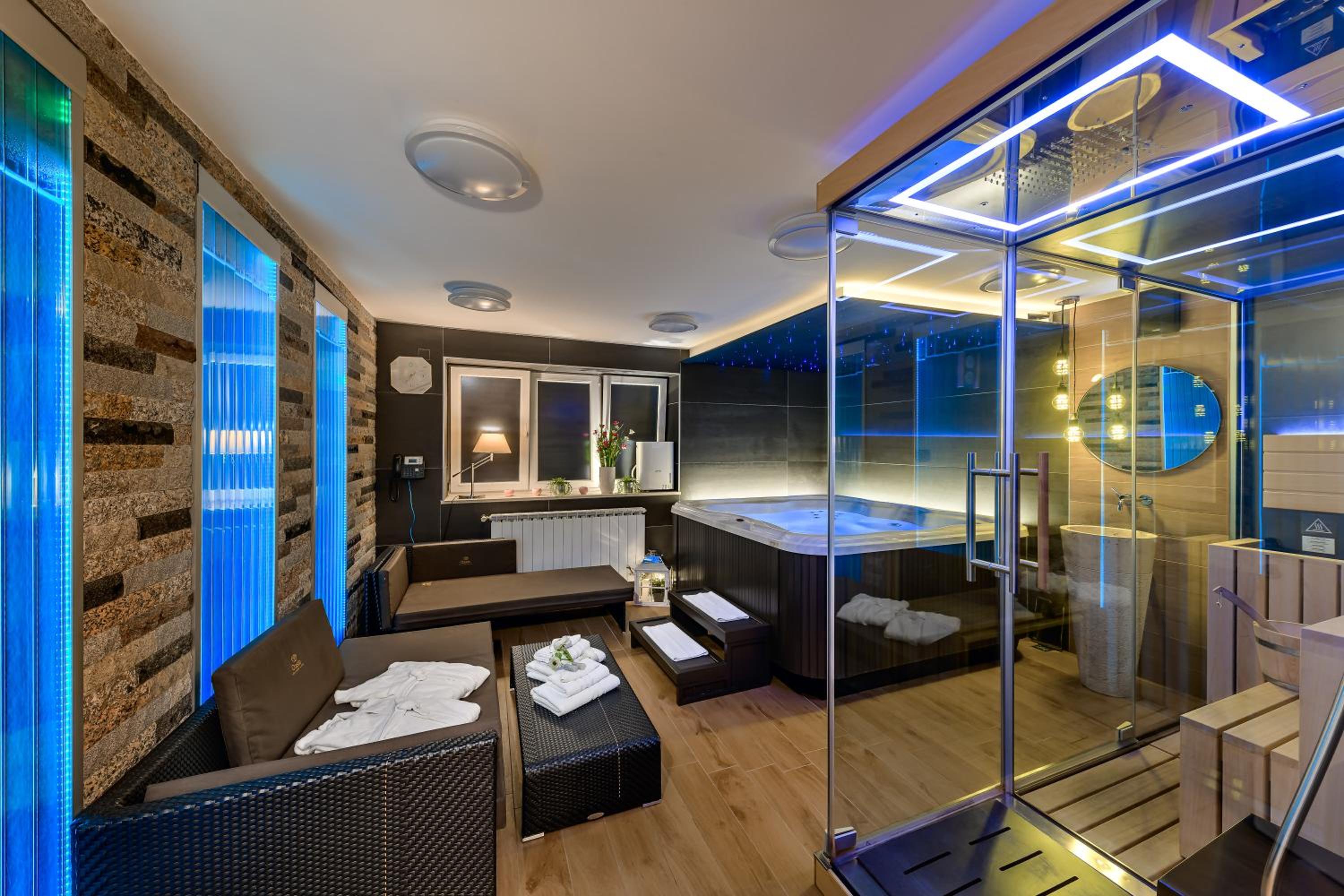 King Suite with Spa Bath - Photo 4