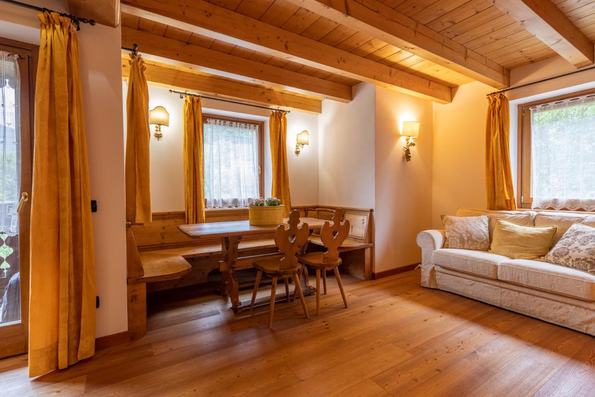Apartment with Balcony - Photo 3