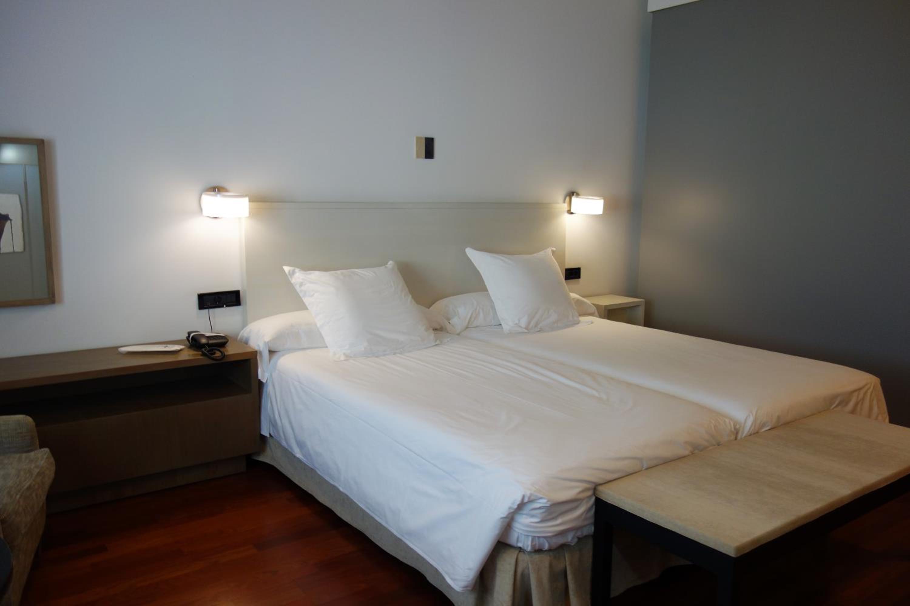 Standard Double Room - Photo 11