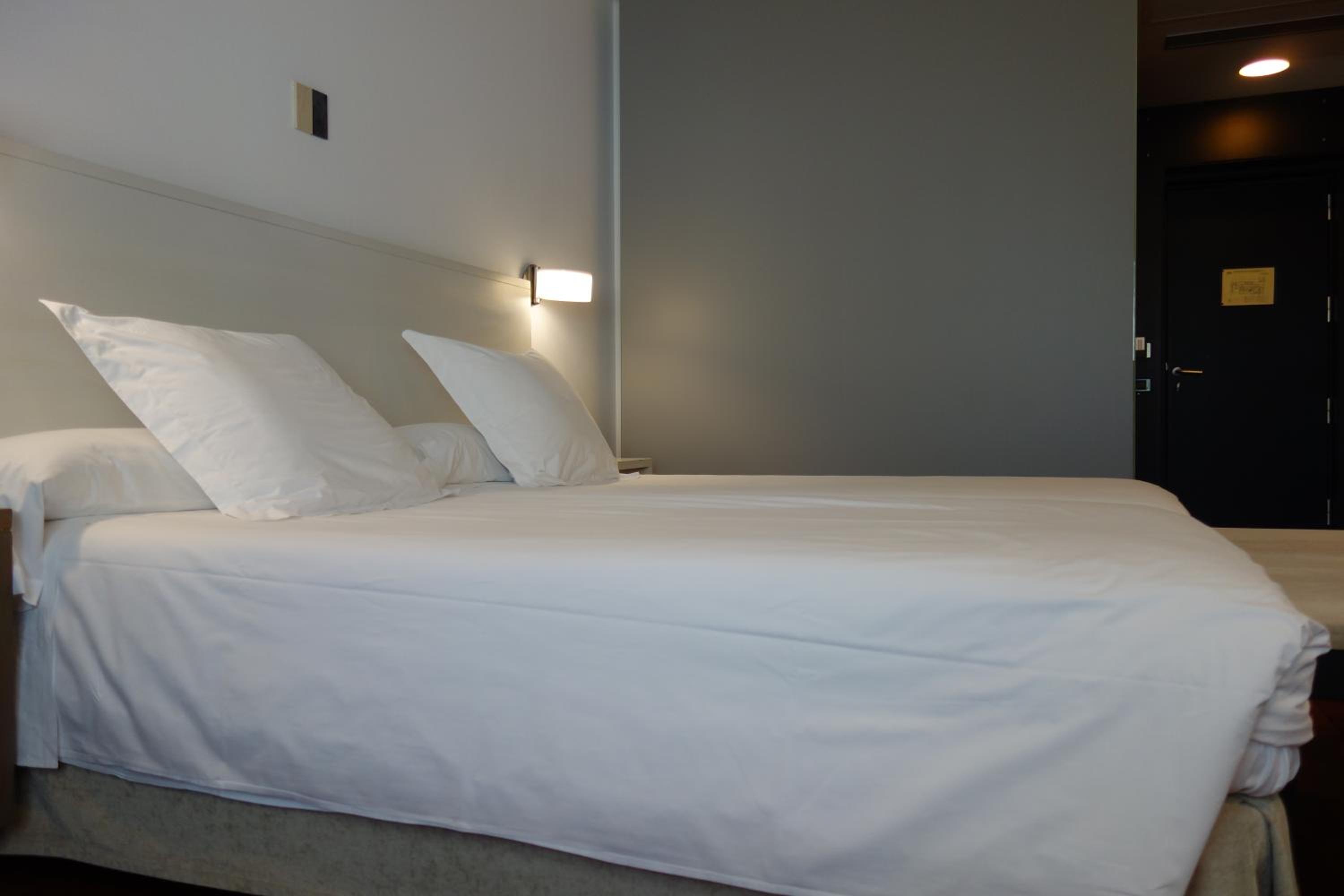 Standard Double Room - Photo 13