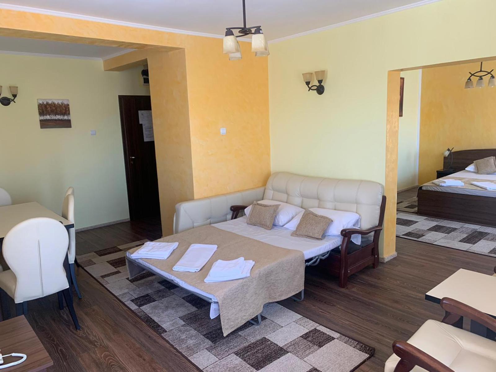 One-Bedroom Suite with Balcony photo 2