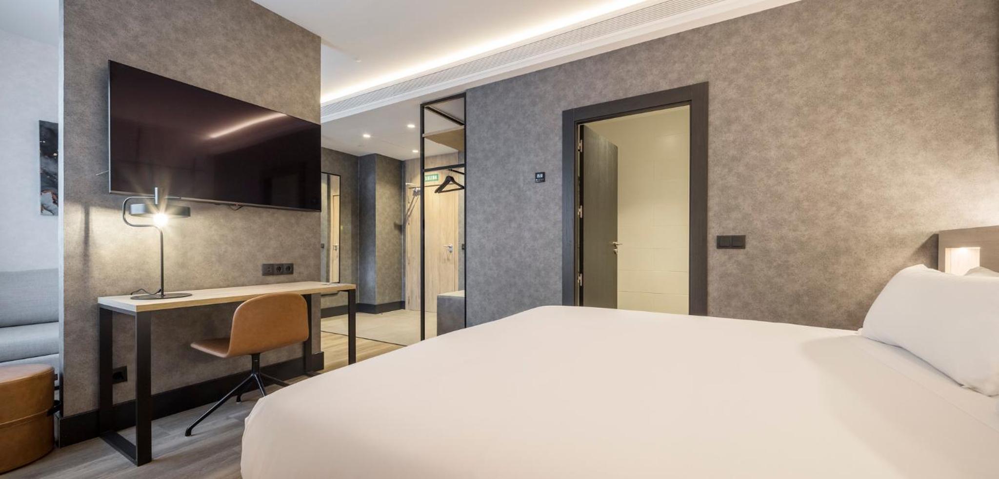 Deluxe Room - Photo 5