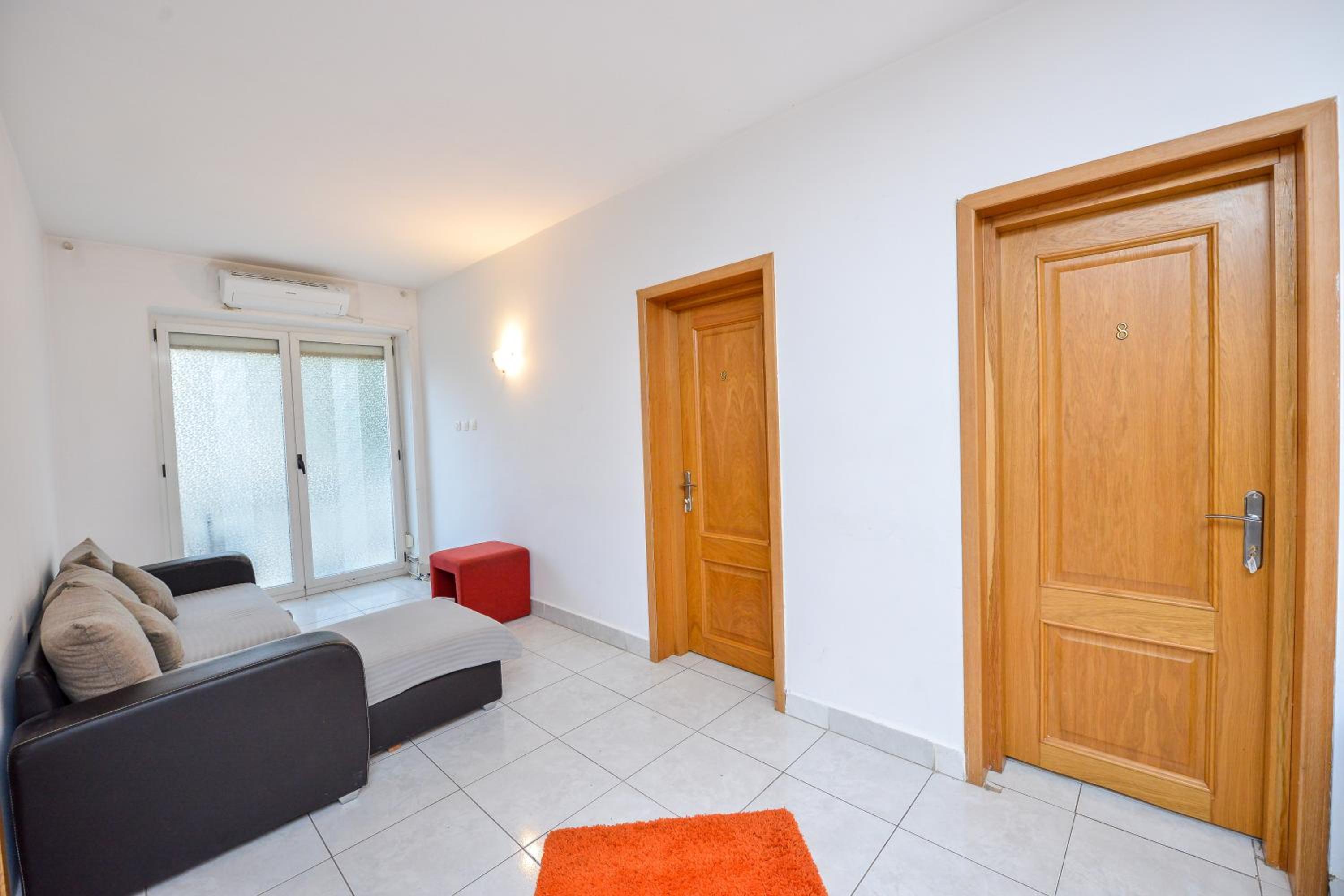 Apartment with Terrace - Photo 4
