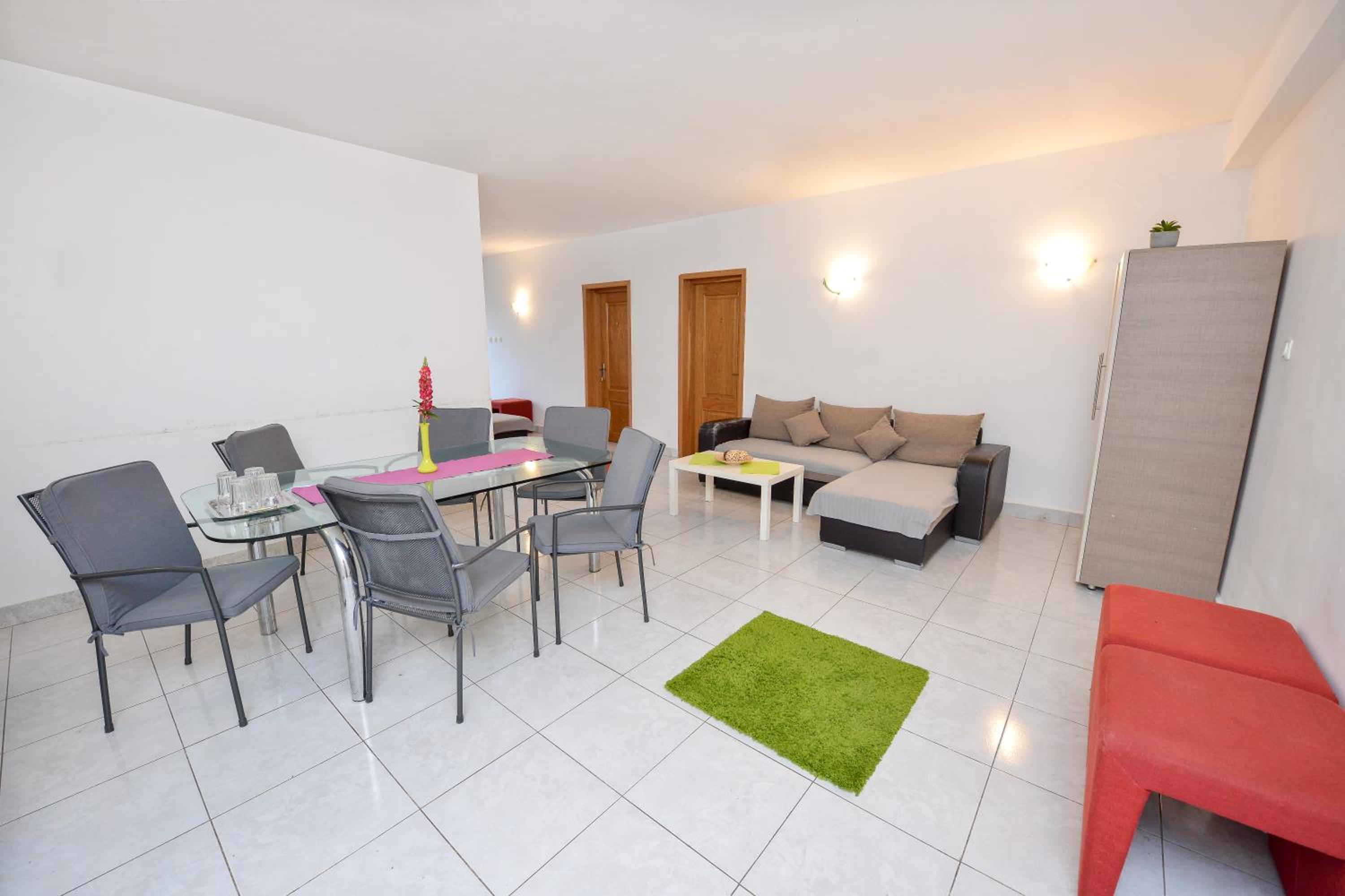 Apartment with Terrace - Photo 7