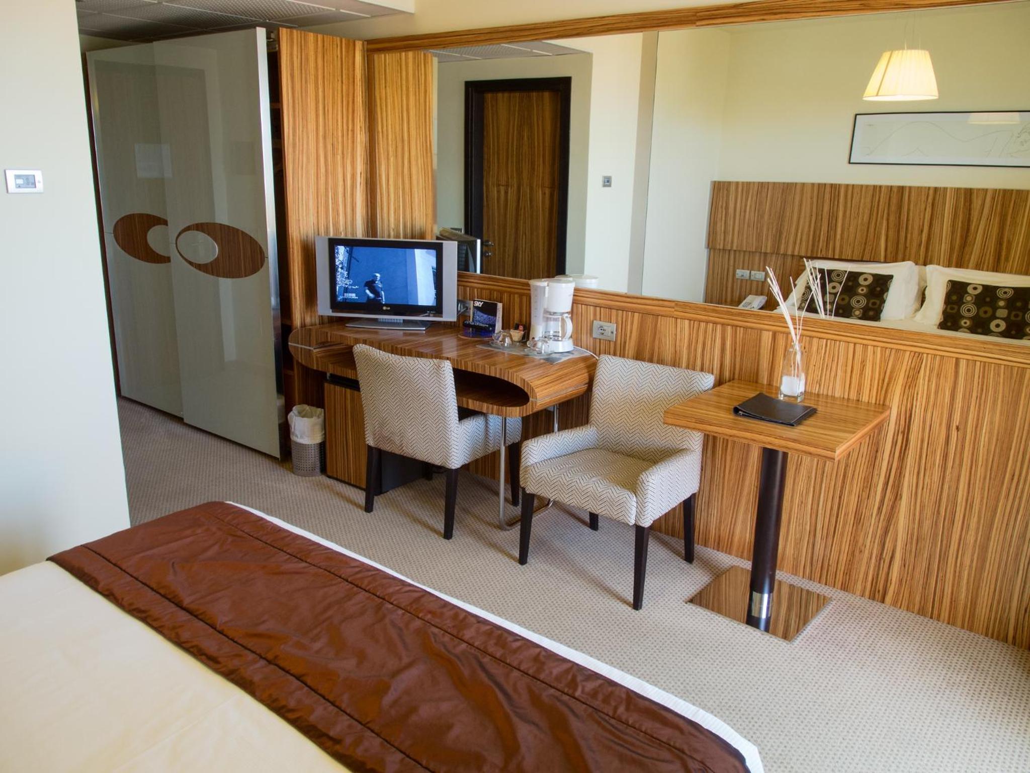 Double or Twin Room with Side Sea View
