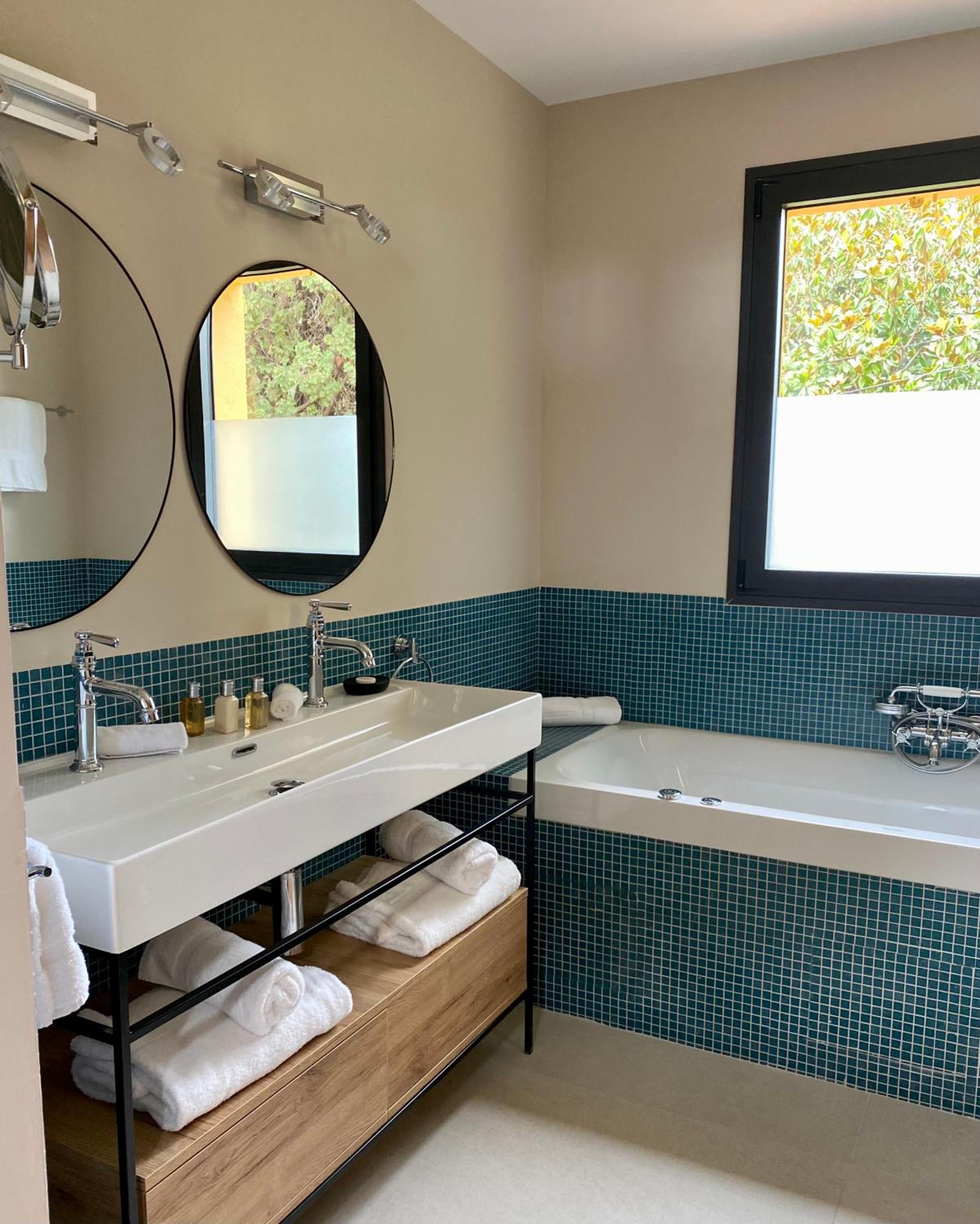 Executive Suite - Photo 2