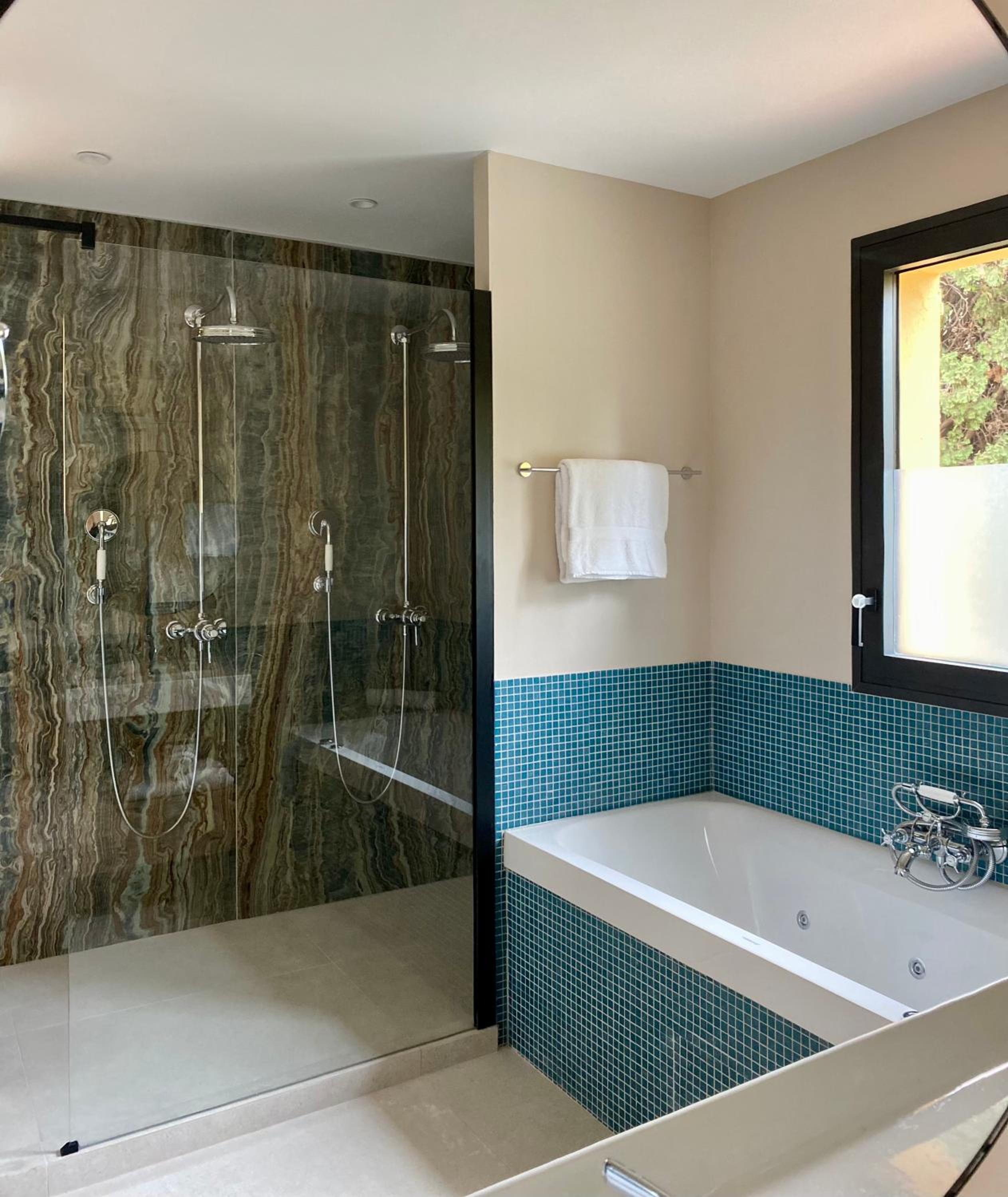 Executive Suite - Photo 3