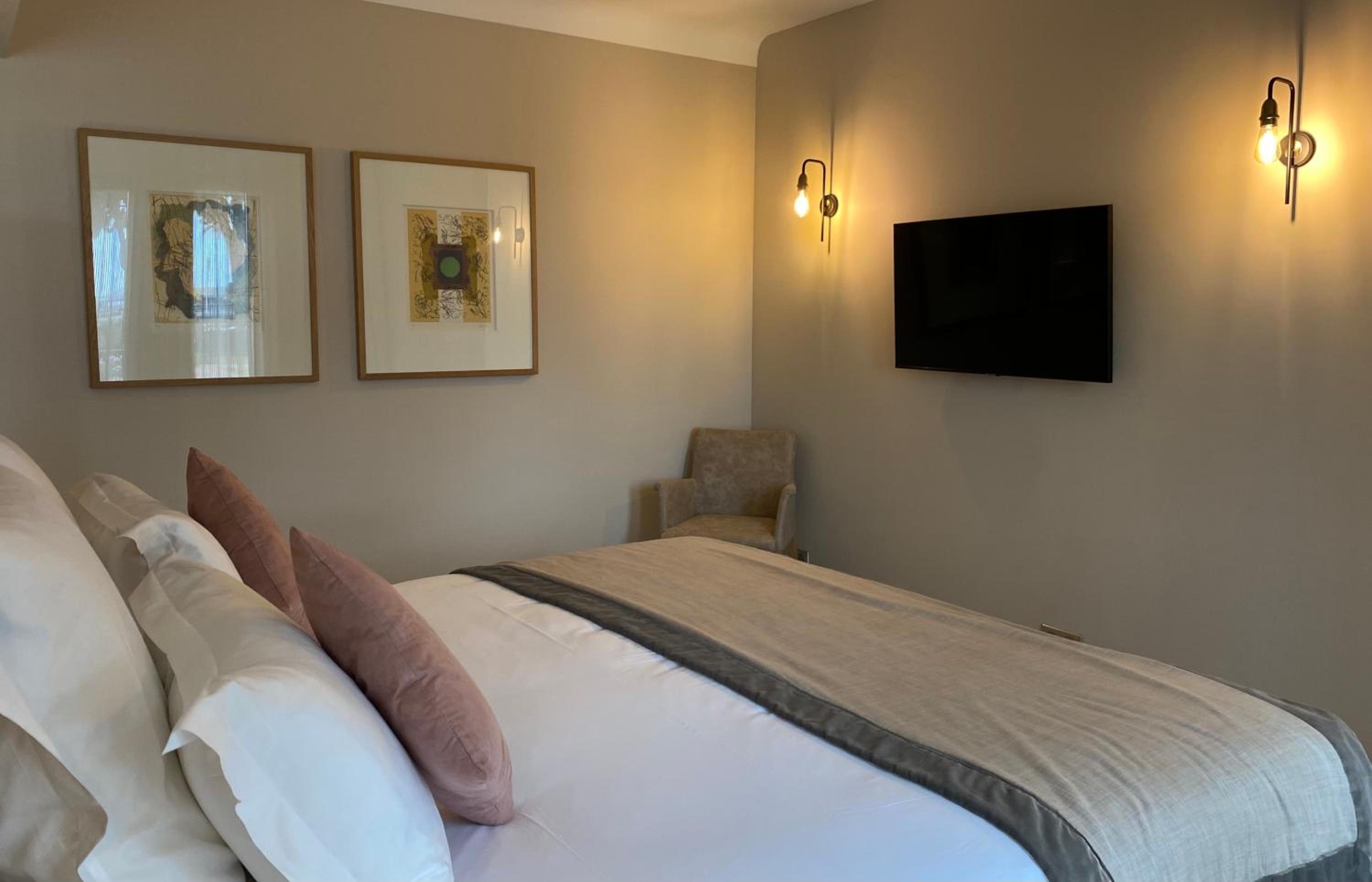 Executive Suite - Photo 7